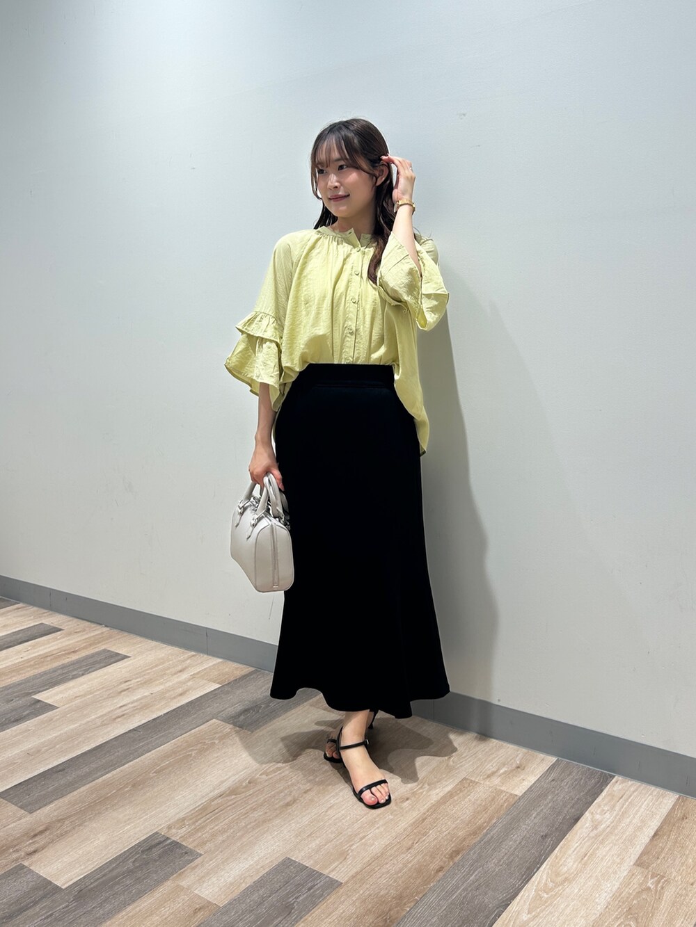 「今日のメイク、夏ルックで気分アップ、お出かけコーデ、カラーコーデ、シンプルコーデ、きれいめカジュアル、韓国ファッション、シアートップス、夏コーデ、大人ファッション、オトナカワイイ、キレイめコーデ、シンプルカジュアル、シンプルスタイル、スカートコーデ」｜「Chez toiの【体型カバー】【紫外線＆冷房対策】袖フレア2WAYブラウス（シャツ/ブラウス、グリーン系）」を使った、momoさん（骨格ナチュラル・レディース・159cm）の夏コーディネートの4枚目の写真