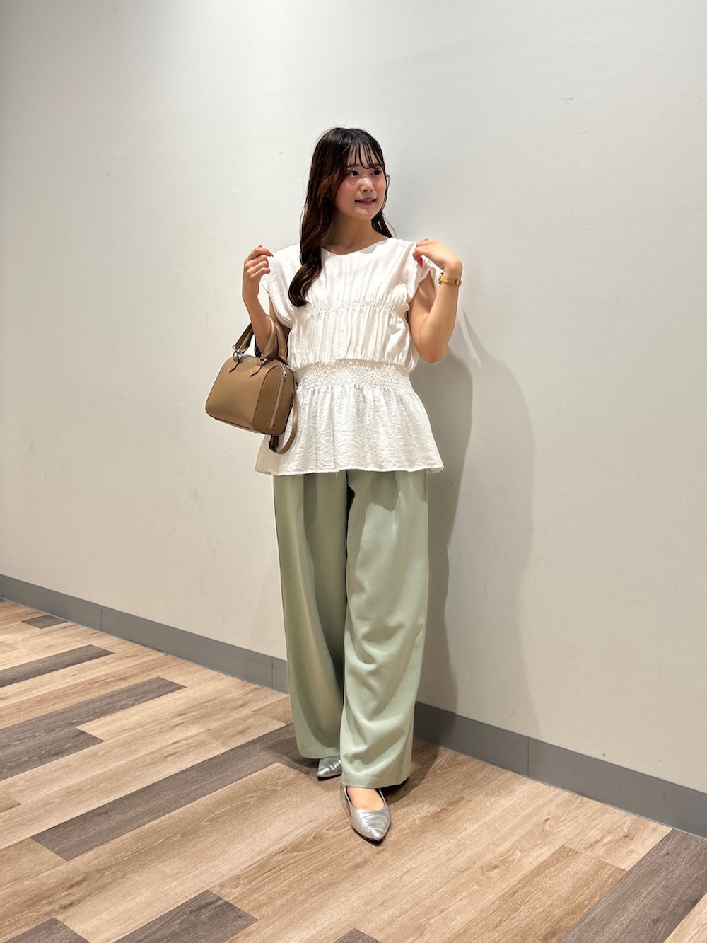「シアートップス、夏ルックで気分アップ、カラーコーデ、シンプルコーデ、夏コーデ、韓国ファッション、ノースリーブ、サンダル、お出かけコーデ、夏ファッション、パンツスタイル、きれいめコーデ、ootd、今日のコーデ、お仕事コーデ」｜「Chez toiのウエストシャーリングスリーブブラウス（シャツ/ブラウス、ホワイト系）」を使った、momoさん（骨格ナチュラル・レディース・159cm）の夏コーディネートの3枚目の写真