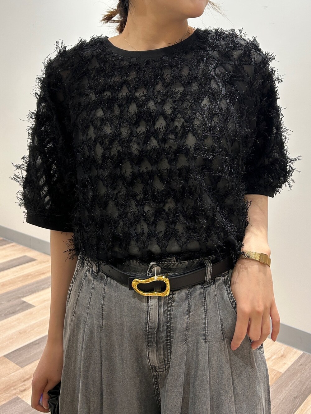「cheztoi、シェトワ、ブラウス、ブラウス×パンツ、ブラウスコーデ、フリンジブラウス、シアーブラウス、メガネ女子」｜「Chez toiのシアーフリンジブラウス（シャツ/ブラウス、ブラック系）」を使った、momoさん（骨格ウェーブ・レディース・159cm）の春コーディネートの3枚目の写真