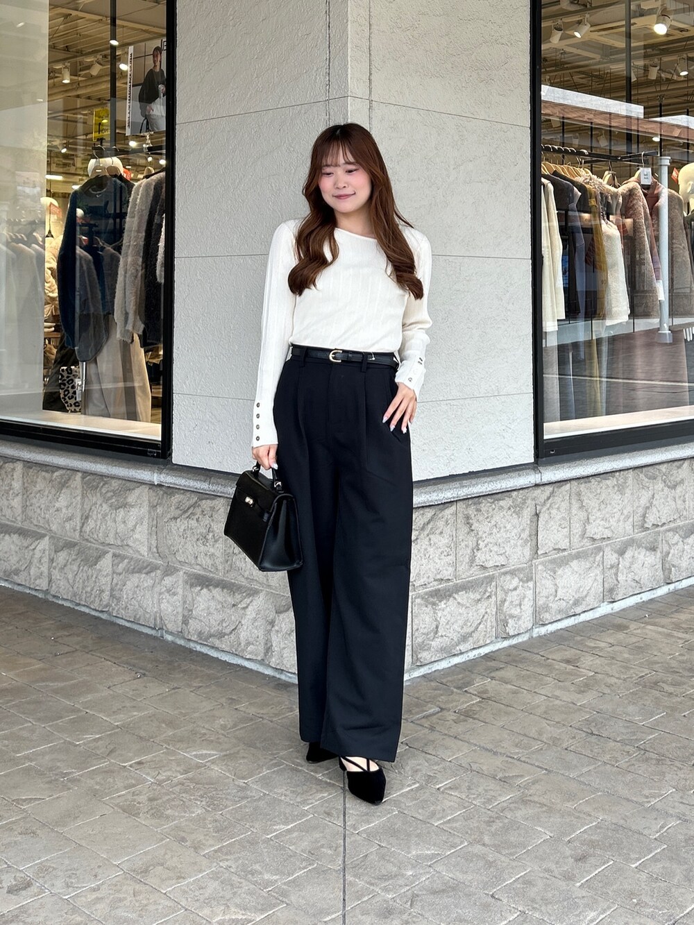 ホワイト系のニット/セーター、ブラック系のその他パンツ、ブラック系のパンプスを着用したレディースの秋コーディネートの5枚目の写真