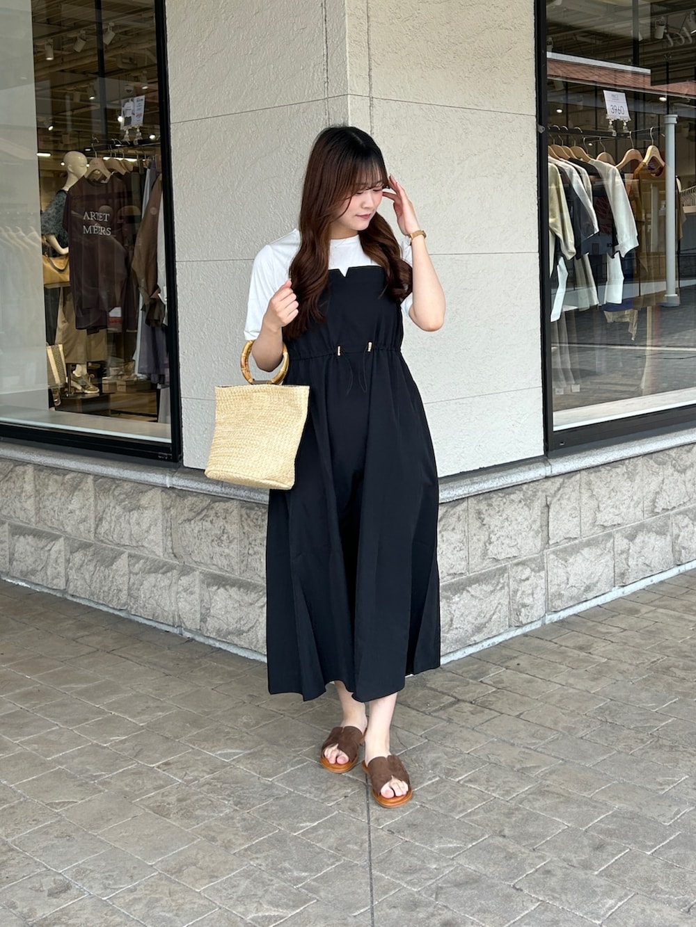 「ワンピース、ワンピースコーデ、ビスチェ風、ビスチェワンピース、大人可愛い、大人可愛いコーデ、綺麗めコーデ、サンダル、ドッキングワンピース」｜「Chez toiのビスチェ見えドッキングワンピース（ワンピース、ブラック系）」を使った、momoさん（骨格ウェーブ・レディース・159cm）の春コーディネートの4枚目の写真