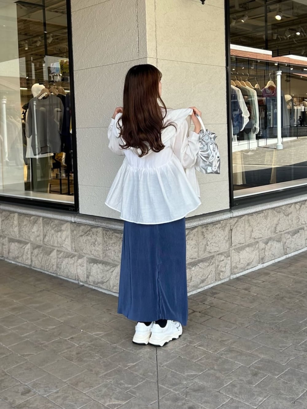「Tシャツ、シア―ブルゾン、ぺプラム、スカート、ナロースカート、cheztoi、シェトワ、春コーデ」｜「Chez toiのランダムロゴフレンチスリーブT（Tシャツ/カットソー、ホワイト系）」を使った、momoさん（骨格ウェーブ・レディース・159cm）の春コーディネートの5枚目の写真