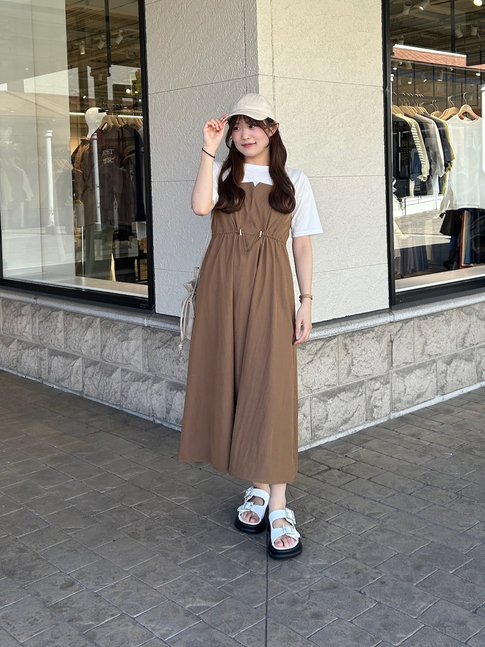 「cheztoi、シェトワ、ワンピース、サンダル、ビジューサンダル、ブラウンコーデ、ベージュコーデ、キャップ女子、キャップ、厚底サンダル、ビスチェ風、ビスチェワンピース、ドッキングワンピ、カジュアルコーデ、カジュアルガーリー」｜「Chez toiのビスチェ見えドッキングワンピース（ワンピース、ブラウン系）」を使った、momoさん（骨格ウェーブ・レディース・159cm）の春コーディネートの4枚目の写真