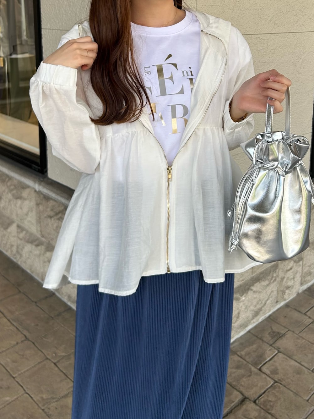 「Tシャツ、シア―ブルゾン、ぺプラム、スカート、ナロースカート、cheztoi、シェトワ、春コーデ」｜「Chez toiのランダムロゴフレンチスリーブT（Tシャツ/カットソー、ホワイト系）」を使った、momoさん（骨格ウェーブ・レディース・159cm）の春コーディネートの2枚目の写真