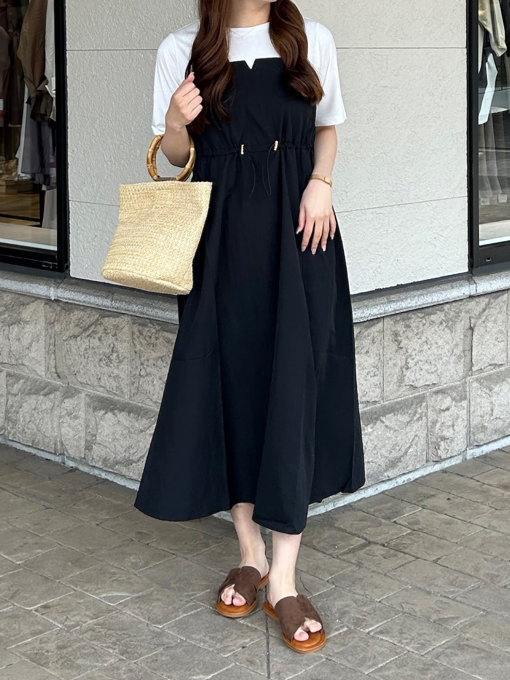 「ワンピース、ワンピースコーデ、ビスチェ風、ビスチェワンピース、大人可愛い、大人可愛いコーデ、綺麗めコーデ、サンダル、ドッキングワンピース」｜「Chez toiのビスチェ見えドッキングワンピース（ワンピース、ブラック系）」を使った、momoさん（骨格ウェーブ・レディース・159cm）の春コーディネートの2枚目の写真