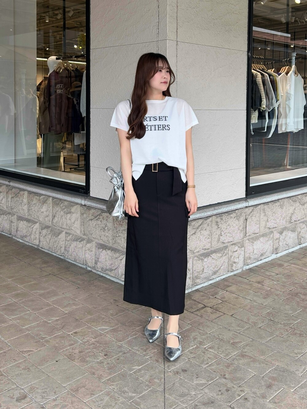 「cheztoi、シェトワ、ロゴニット、シアーニット、ナロースカート、ベルト付きスカート、大人カジュアル、綺麗めカジュアル、モノトーンコーデ」｜「Chez toiのロゴシアーニットプルオーバー（ニット/セーター、ホワイト系）」を使った、momoさん（骨格ウェーブ・レディース・159cm）の春コーディネートの5枚目の写真