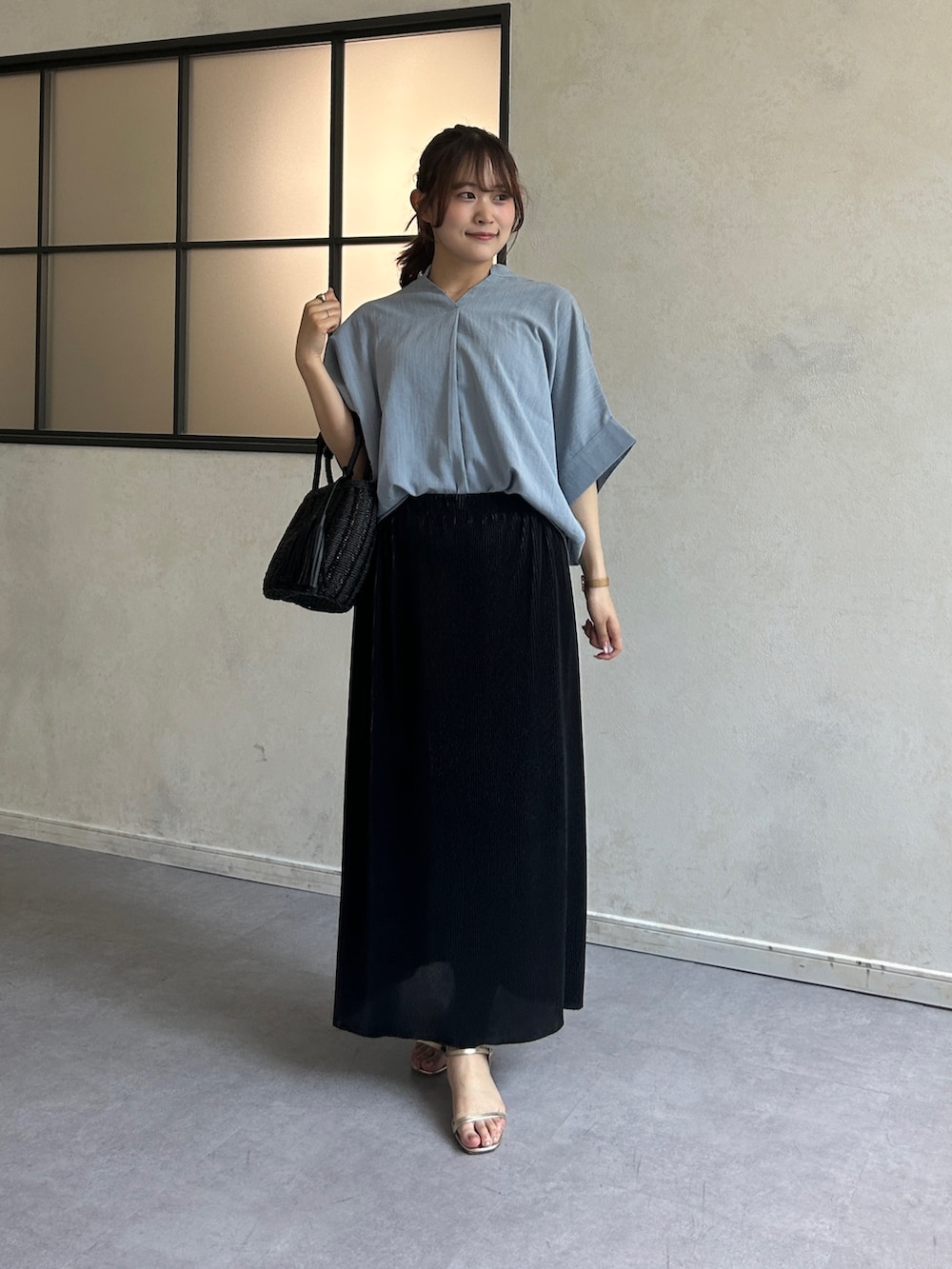 「サンダル、夏コーデ、韓国ファッション、ロングスカート、きれいめカジュアル、シャツスタイル、きれいめコーデ、レディースファッション、黒、デイリーカジュアル、150cm台コーデ、大人カジュアルコーデ、通勤スタイル」｜「Chez toiのリネンタッチ袖ターンバックブラウス（シャツ/ブラウス、ブルー系）」を使った、momoさん（骨格ナチュラル・レディース・159cm）の夏コーディネートの3枚目の写真