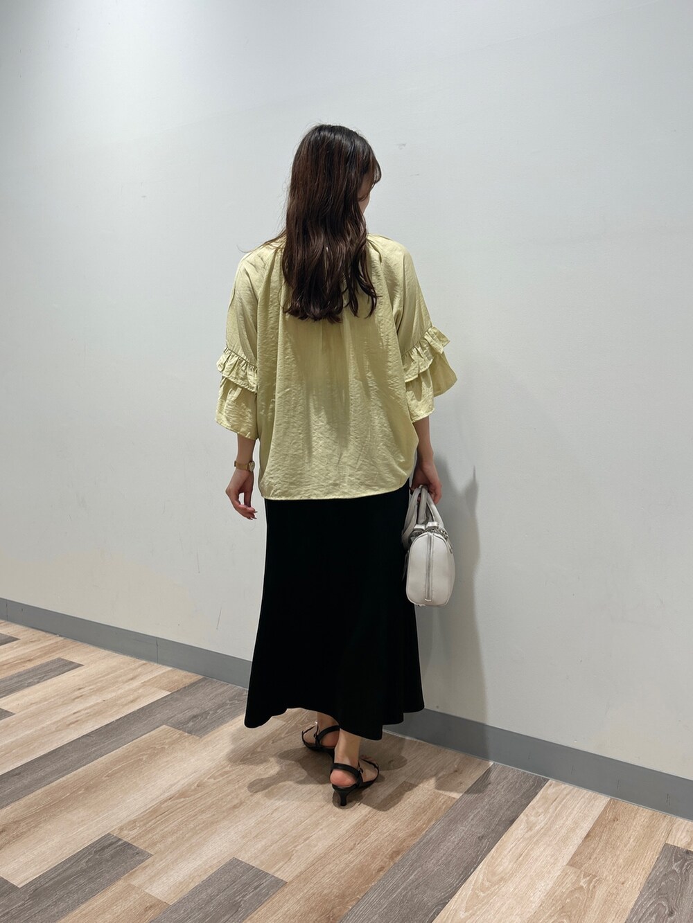 「今日のメイク、夏ルックで気分アップ、お出かけコーデ、カラーコーデ、シンプルコーデ、きれいめカジュアル、韓国ファッション、シアートップス、夏コーデ、大人ファッション、オトナカワイイ、キレイめコーデ、シンプルカジュアル、シンプルスタイル、スカートコーデ」｜「Chez toiの【体型カバー】【紫外線＆冷房対策】袖フレア2WAYブラウス（シャツ/ブラウス、グリーン系）」を使った、momoさん（骨格ナチュラル・レディース・159cm）の夏コーディネートの3枚目の写真