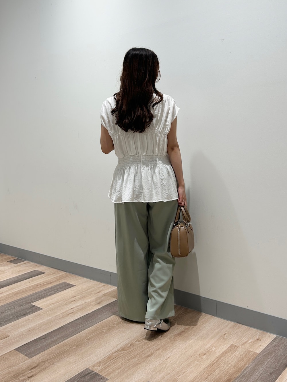 「シアートップス、夏ルックで気分アップ、カラーコーデ、シンプルコーデ、夏コーデ、韓国ファッション、ノースリーブ、サンダル、お出かけコーデ、夏ファッション、パンツスタイル、きれいめコーデ、ootd、今日のコーデ、お仕事コーデ」｜「Chez toiのウエストシャーリングスリーブブラウス（シャツ/ブラウス、ホワイト系）」を使った、momoさん（骨格ナチュラル・レディース・159cm）の夏コーディネートの2枚目の写真