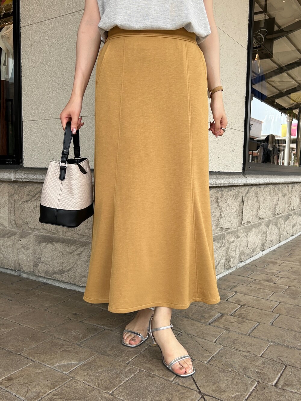 「ロゴT、アウトドアスタイル、今日のメイク、夏ルックで気分アップ、お出かけコーデ、休日スタイル、カラーコーデ、きれいめカジュアル、夏コーデ、韓国ファッション、シアートップス、大人ファッション、オトナカワイイ、シンプルカジュアル、スカートコーデ」｜「Chez toiのロゴシアーニットプルオーバー（ニット/セーター、グレー系）」を使った、momoさん（レディース・159cm）の夏コーディネートの4枚目の写真