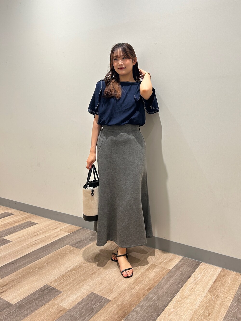 「夏ルックで気分アップ、今日のメイク、お出かけコーデ、シンプルコーデ、きれいめカジュアル、夏コーデ、韓国ファッション、大人ファッション、オトナカワイイ、キレイめコーデ、パンツコーデ、シンプルカジュアル、シンプルスタイル、スカートコーデ、グレー」｜「Chez toiの肩リボンブラウス（シャツ/ブラウス、ブルー系）」を使った、momoさん（骨格ナチュラル・レディース・159cm）の夏コーディネートの5枚目の写真