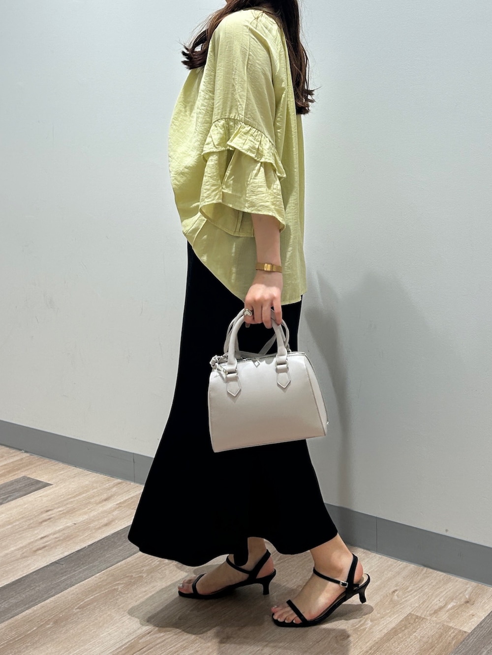 「今日のメイク、夏ルックで気分アップ、お出かけコーデ、カラーコーデ、シンプルコーデ、きれいめカジュアル、韓国ファッション、シアートップス、夏コーデ、大人ファッション、オトナカワイイ、キレイめコーデ、シンプルカジュアル、シンプルスタイル、スカートコーデ」｜「Chez toiの【体型カバー】【紫外線＆冷房対策】袖フレア2WAYブラウス（シャツ/ブラウス、グリーン系）」を使った、momoさん（骨格ナチュラル・レディース・159cm）の夏コーディネートの2枚目の写真