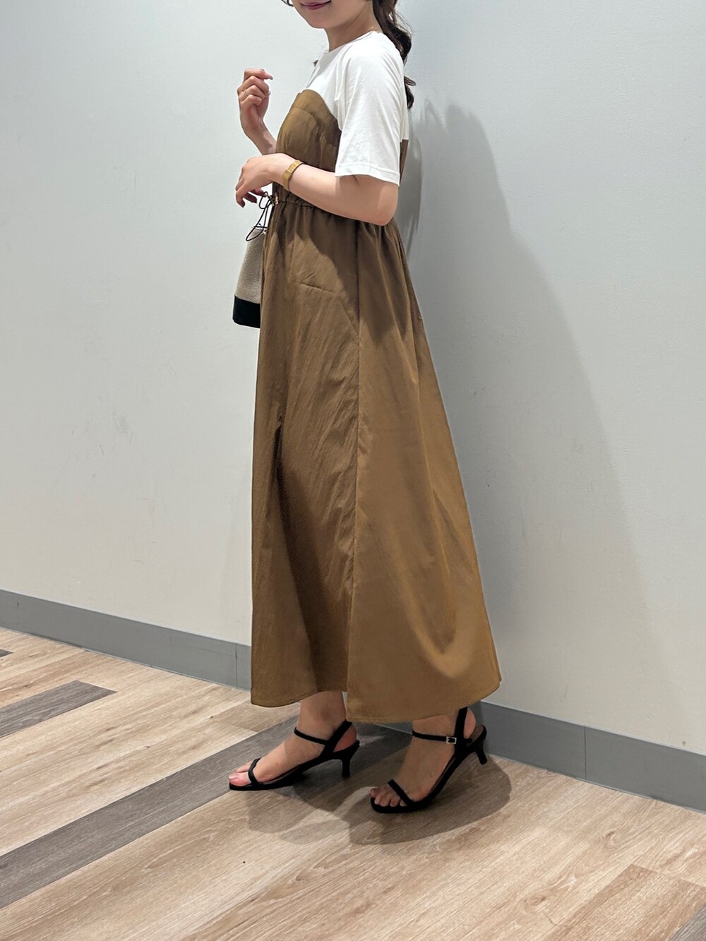 「夏ルックで気分アップ、テーマパークコーデ、シンプルコーデ、きれいめカジュアル、夏コーデ、韓国ファッション、サンダル、お出かけコーデ、ビスチェ、今日のコーデ、ラクチンコーデ、休日スタイル、大人コーデ、オトナ女子、ワンピース」｜「Chez toiのビスチェ見えドッキングワンピース（ワンピース、ブラウン系）」を使った、momoさん（骨格ナチュラル・レディース・159cm）の夏コーディネートの2枚目の写真