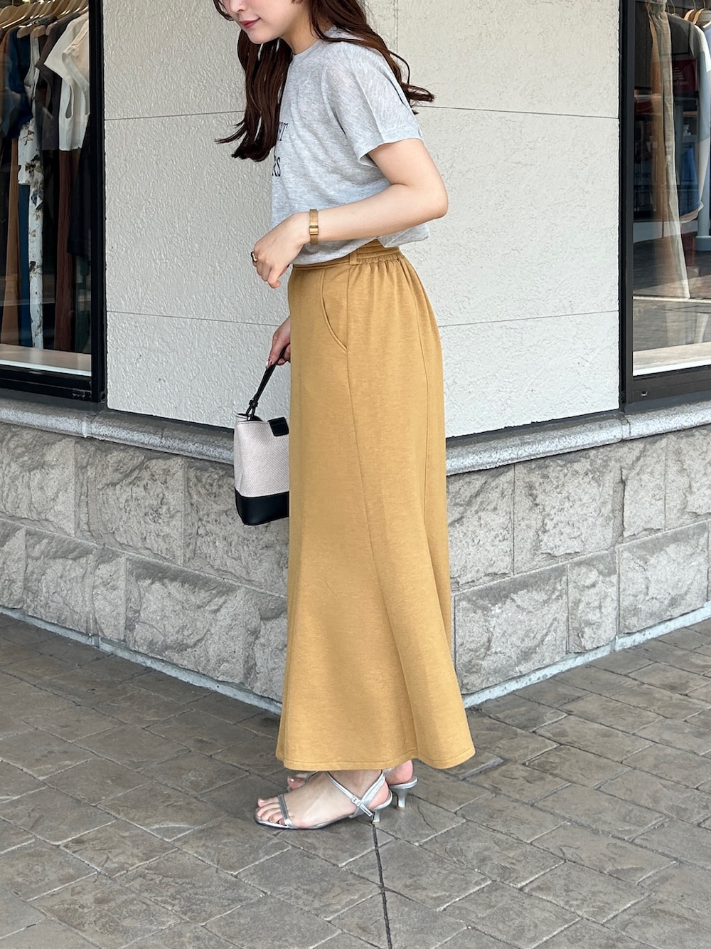 「ロゴT、アウトドアスタイル、今日のメイク、夏ルックで気分アップ、お出かけコーデ、休日スタイル、カラーコーデ、きれいめカジュアル、夏コーデ、韓国ファッション、シアートップス、大人ファッション、オトナカワイイ、シンプルカジュアル、スカートコーデ」｜「Chez toiのロゴシアーニットプルオーバー（ニット/セーター、グレー系）」を使った、momoさん（レディース・159cm）の夏コーディネートの2枚目の写真