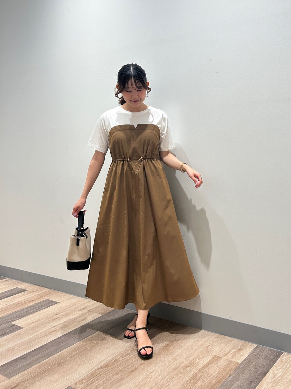 「夏ルックで気分アップ、テーマパークコーデ、シンプルコーデ、きれいめカジュアル、夏コーデ、韓国ファッション、サンダル、お出かけコーデ、ビスチェ、今日のコーデ、ラクチンコーデ、休日スタイル、大人コーデ、オトナ女子、ワンピース」｜「Chez toiのビスチェ見えドッキングワンピース（ワンピース、ブラウン系）」を使った、momoさん（骨格ナチュラル・レディース・159cm）の夏コーディネートの4枚目の写真