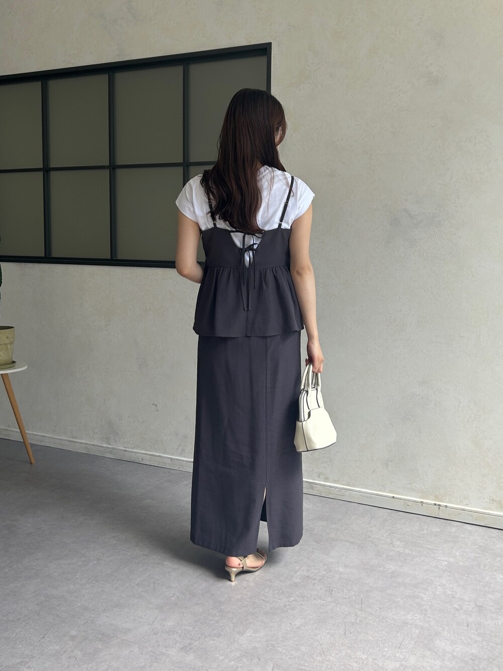「サンダル、夏コーデ、白Tシャツ、韓国ファッション、ロングスカート、きれいめカジュアル、お出かけコーデ、きれいめコーデ、レディースファッション、デイリーカジュアル、ロングワンピース、150cm台コーデ、大人カジュアルコーデ、通勤スタイル、カジュアルガーリー」｜「Chez toiの【着回し力抜群】【大人かわいく体型カバー】キャミペプラム×タイトスカート（ワンピース、グレー系）」を使った、momoさん（骨格ナチュラル・レディース・159cm）の夏コーディネートの2枚目の写真