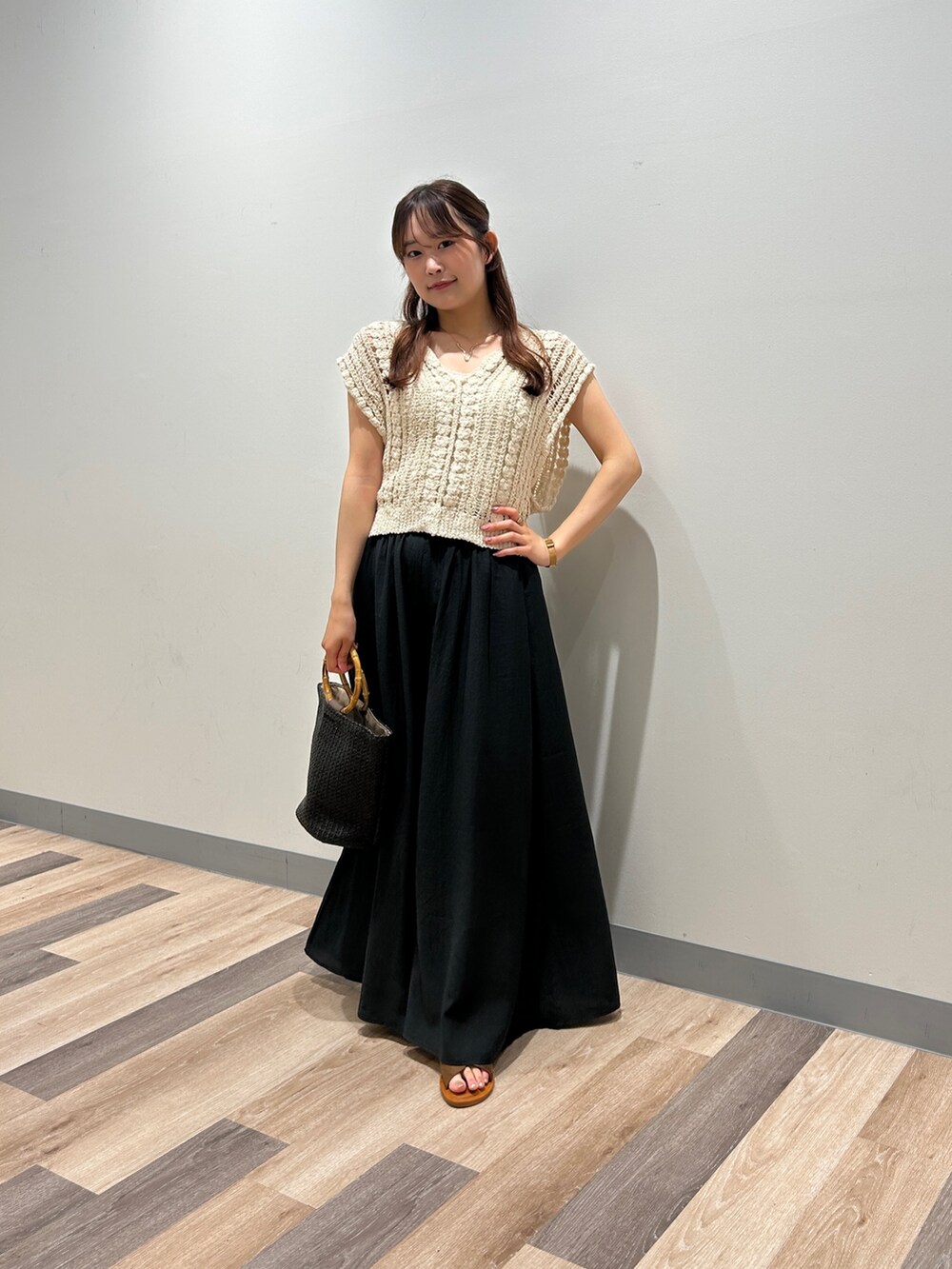 「かぎ針ニット、ニットベスト、フレアパンツ、大人カジュアル、大人きれいめコーデ、サンダル、夏服コーデ、シンプルカジュアル、キレイめカジュアル、オトナカワイイ、パンツコーデ」｜「Chez toiのかぎ針ニット（その他トップス、ホワイト系）」を使った、momoさん（骨格ウェーブ・レディース・159cm）の夏コーディネートの3枚目の写真
