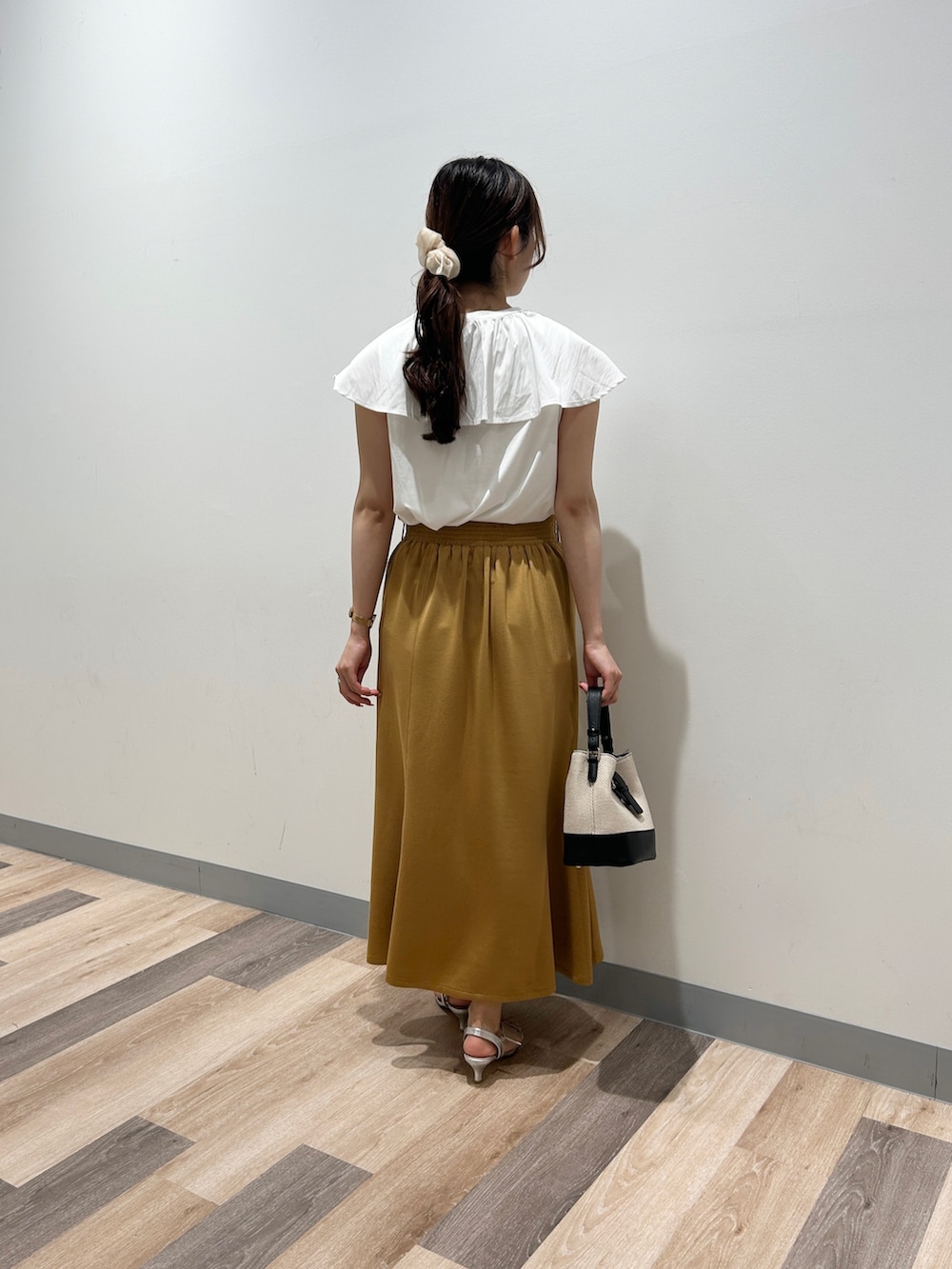 「今日のメイク、夏ルックで気分アップ、ノースリーブ、お出かけコーデ、フリル、カラーコーデ、シンプルコーデ、夏コーデ、韓国ファッション、大人ファッション、オトナカワイイ、キレイめコーデ、スカートコーデ、シンプルスタイル、きれいめカジュアル」｜「Chez toiのフリルカットプルオーバー（Tシャツ/カットソー、ホワイト系）」を使った、momoさん（骨格ナチュラル・レディース・159cm）の夏コーディネートの3枚目の写真