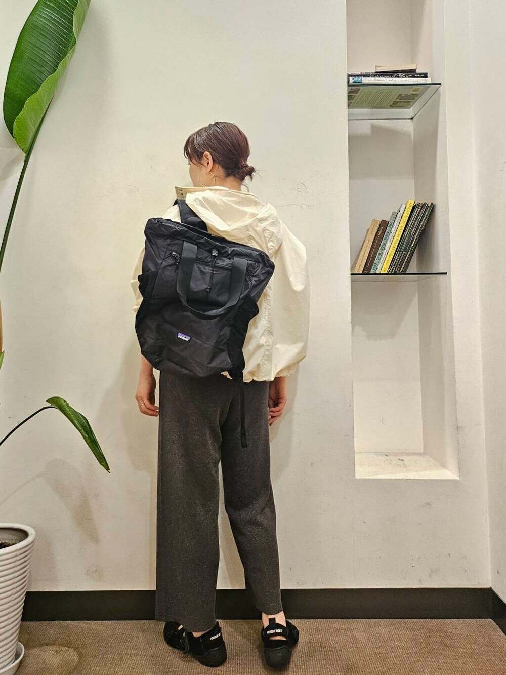 ホワイト系のマウンテンパーカー、ホワイト系のカーディガン/ボレロ、グレー系のその他パンツを着用したレディースの春コーディネートの3枚目の写真