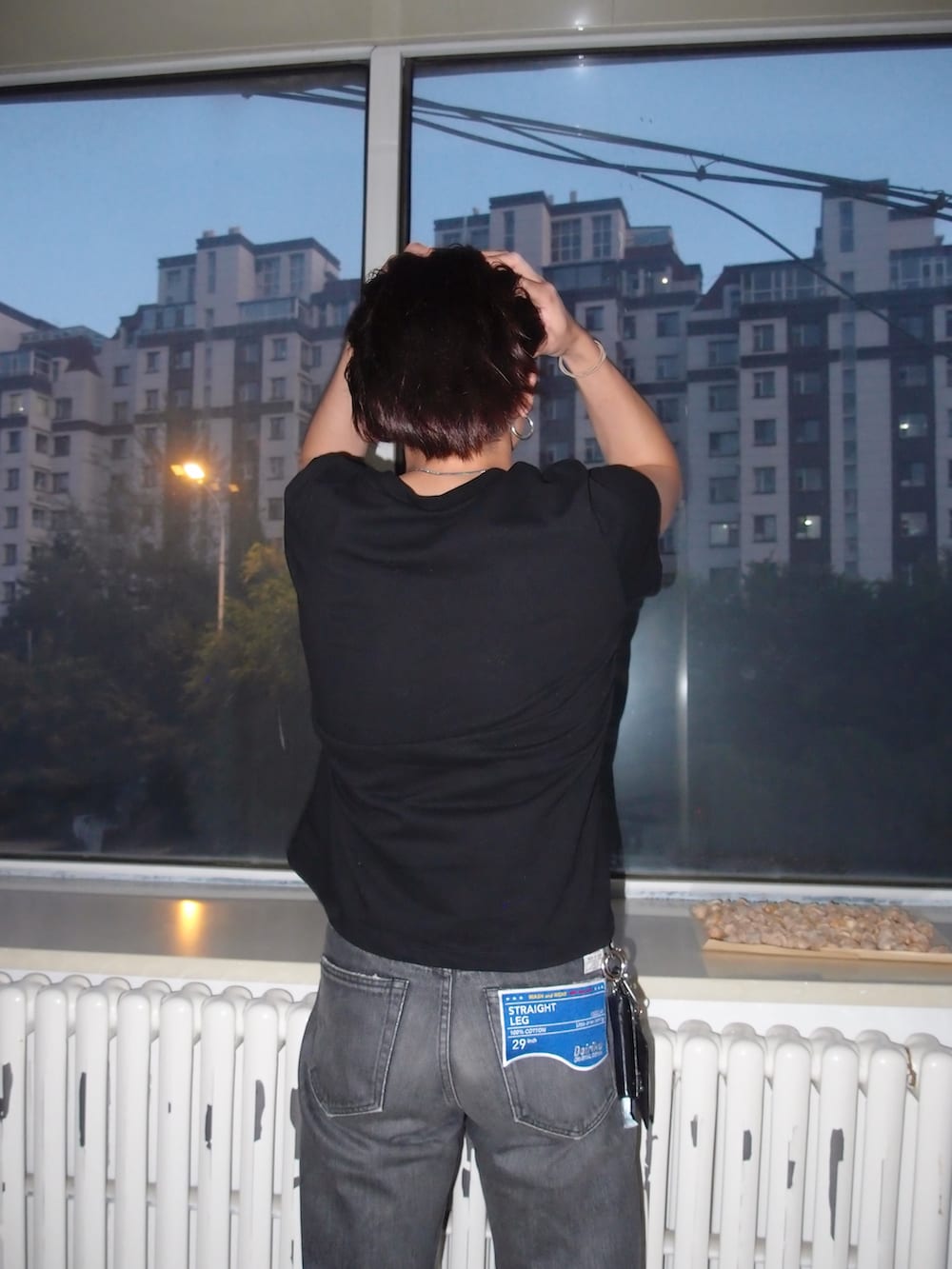 ブラック系のTシャツ/カットソー、ブラック系のデニムパンツ、シルバー系のウォレットチェーンを着用したメンズの秋コーディネートの2枚目の写真