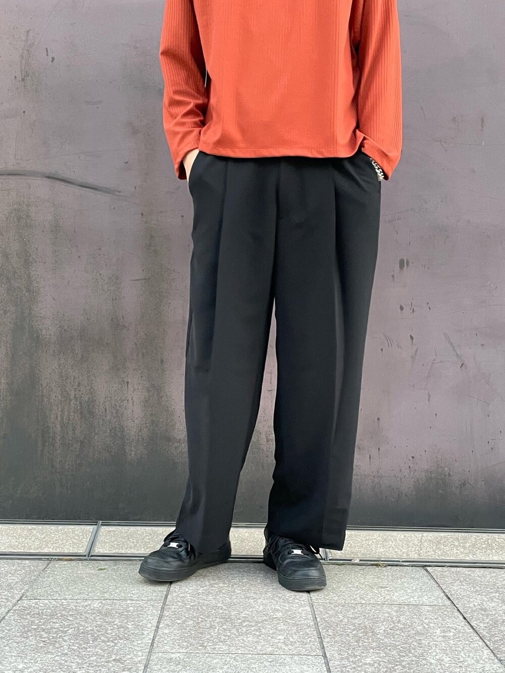 「MA-1、グレー、モックネック、スニーカー、ワイドパンツ、ブルゾン、モード、ストリート、ルイス(Lui's)、エアフォースワン、AIR FORCE 1、オーバーサイズ、ビッグシルエット、オレンジ、スラックス」｜「Lui'sのBIG MA-1(オーバーサイズ)（MA-1、グレー系）」を使った、Shu ⠀Iizukaさん（メンズ・187cm）の秋コーディネートの5枚目の写真