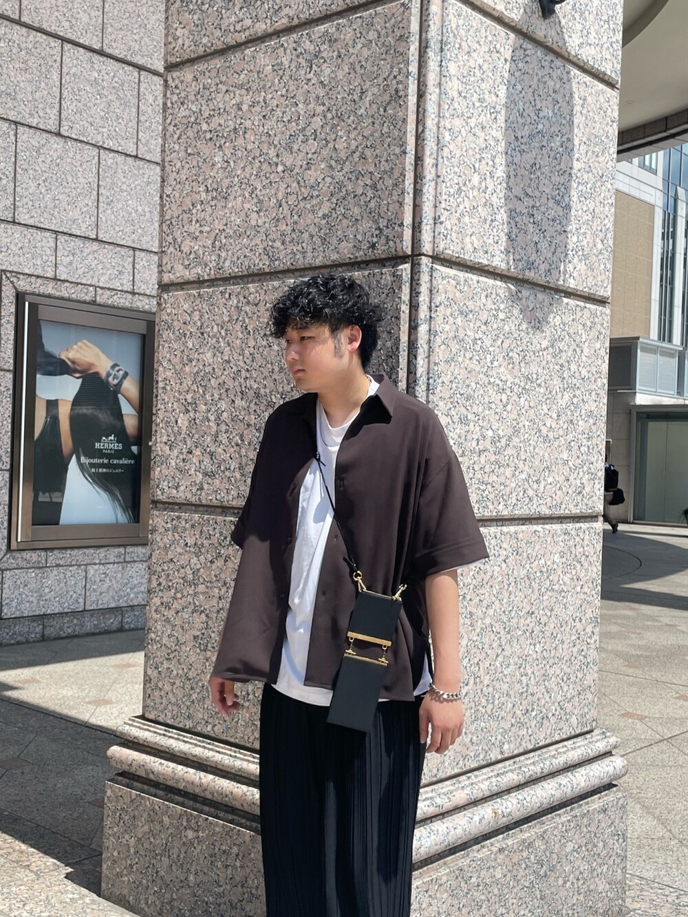 「シャツスタイル、ウォレットショルダー、財布ポーチ、ショルダーバッグ、プリーツパンツ、白Tシャツ、モノトーンコーデ、夏コーデ」｜「Lui'sのモダンBIG ショートスリーブシャツ（シャツ/ブラウス、グレー系）」を使った、Shu ⠀Iizukaさん（メンズ・187cm）の夏コーディネートの2枚目の写真