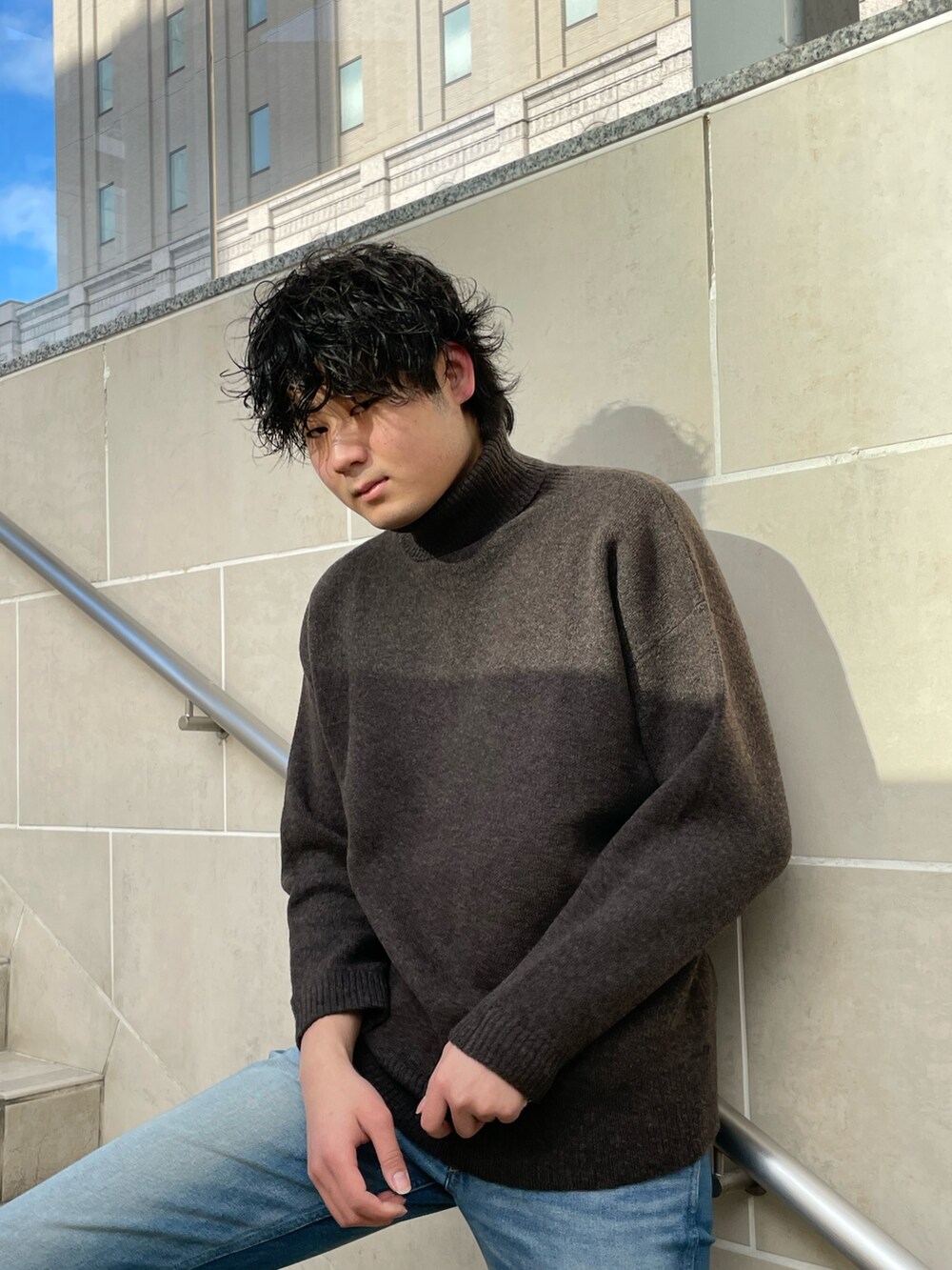 「コート、デニム、タートルネック、モードストリート、カジュアルコーデ、カジュアル、ハーフコート、メルトン、メルトンコート、モード」｜「Lui'sのハイクオリティ メルトンハーフコート（ステンカラーコート、ベージュ系）」を使った、Shu ⠀Iizukaさん（メンズ・187cm）の冬コーディネートの4枚目の写真