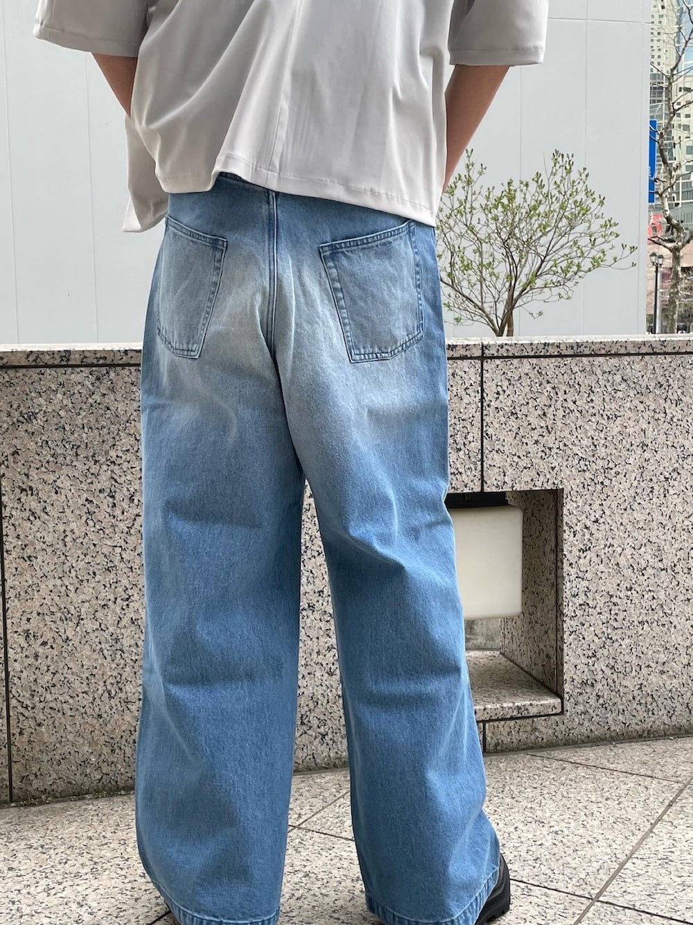 「ジャケット、デニムパンツ、ワイドデニム、革靴、デニム、カジュアル、半袖ジャケット」｜「Lui'sのトリコット6分袖1Bオーバージャケット（テーラードジャケット、グレー系）」を使った、Shu ⠀Iizukaさん（メンズ・187cm）の春コーディネートの4枚目の写真