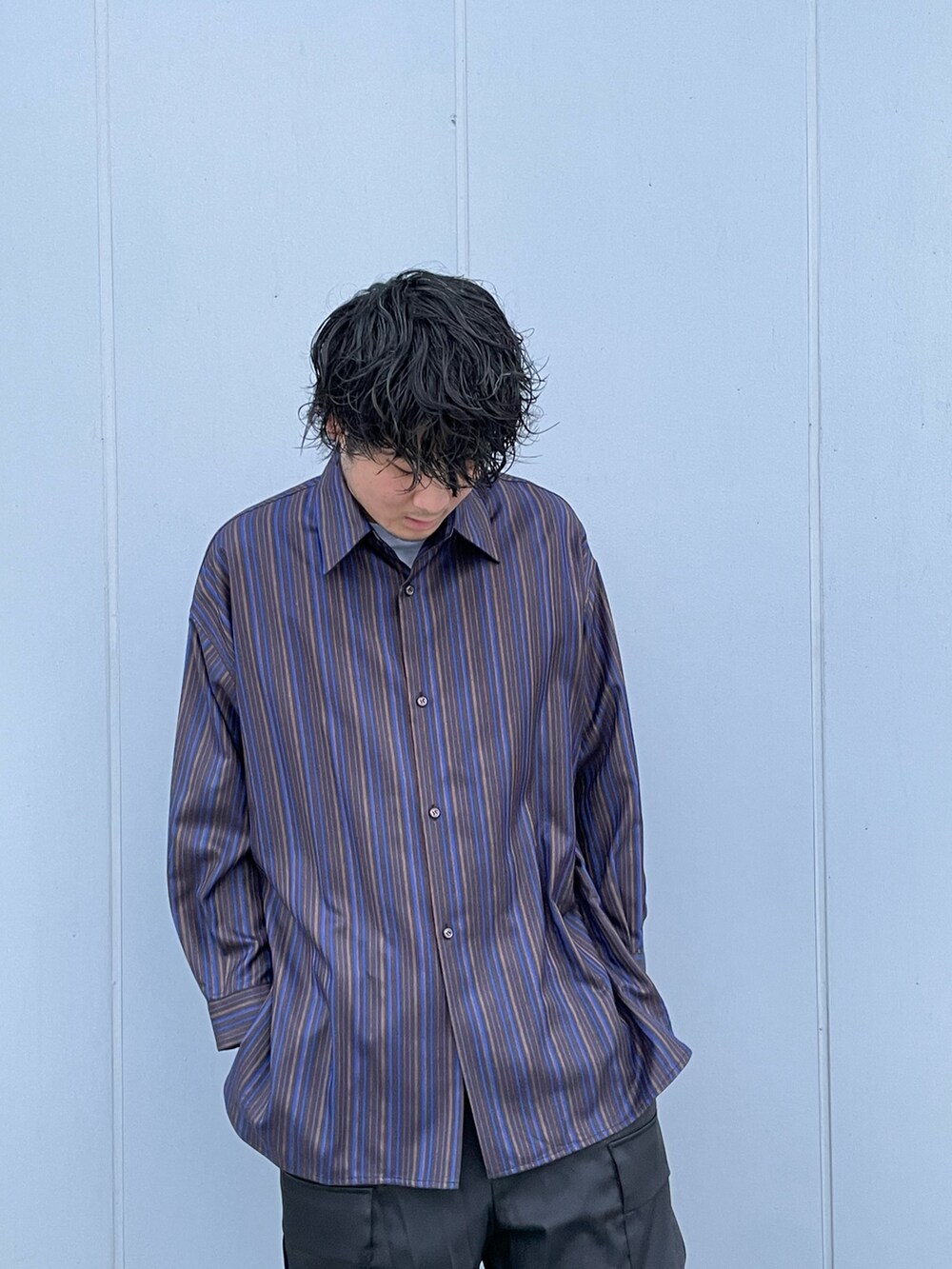 「ボアブルゾン、ブルゾン、ストライプ、ストライプシャツ、カーゴパンツ、ストリート、モード、ニューバランス、シャツ、リバーシブル、ムートン」｜「Lui'sのリバーシブルフェイクムートンジャケット（ブルゾン、ブラック系）」を使った、Shu ⠀Iizukaさん（メンズ・187cm）の冬コーディネートの3枚目の写真