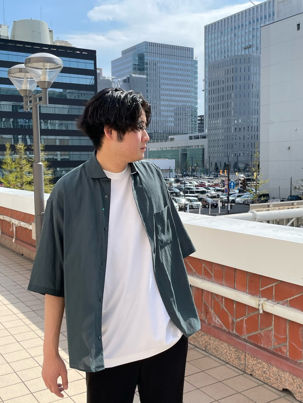 「シャツスタイル、白Tシャツ、スラックス、スニーカー、ワイドパンツ、ワイドレッグ、ビッグシルエット、半袖シャツ、キュプラ、みどり、ニューバランス、透けシャツ、透け感」｜「Lui'sのキュプラワイドショートスリーブシャツ (セットアップ対応）（シャツ/ブラウス、グリーン系）」を使った、Shu ⠀Iizukaさん（メンズ・187cm）の春コーディネートの2枚目の写真