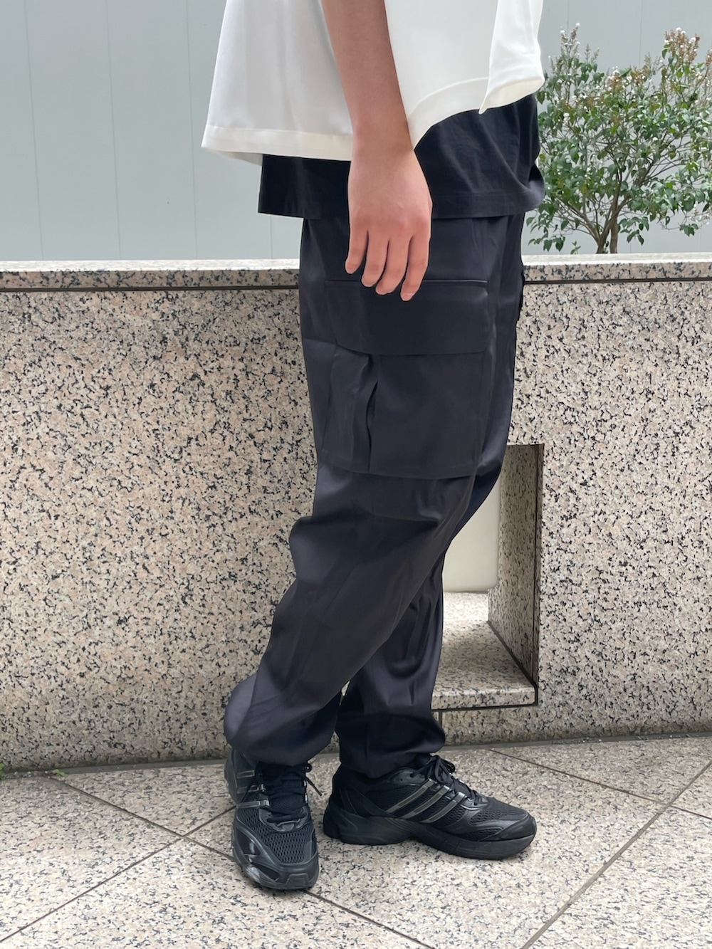 「カーゴパンツ、スニーカーコーデ、夏コーデ、スカシャツ、白シャツ、シャツ、シャツスタイル、ブレスレット、シルバーアクセサリー、半袖シャツ、モノトーン、ストリート、シンプルコーデ」｜「Lui'sのスカシャツ(ショートスリーブ)（シャツ/ブラウス、ホワイト系）」を使った、Shu ⠀Iizukaさん（メンズ・187cm）の春コーディネートの5枚目の写真