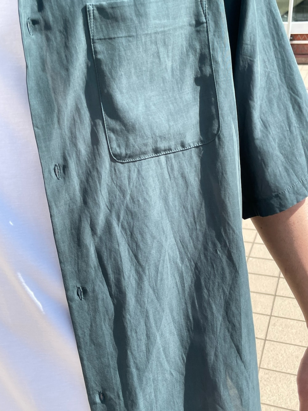 「シャツスタイル、白Tシャツ、スラックス、スニーカー、ワイドパンツ、ワイドレッグ、ビッグシルエット、半袖シャツ、キュプラ、みどり、ニューバランス、透けシャツ、透け感」｜「Lui'sのキュプラワイドショートスリーブシャツ (セットアップ対応）（シャツ/ブラウス、グリーン系）」を使った、Shu ⠀Iizukaさん（メンズ・187cm）の春コーディネートの3枚目の写真