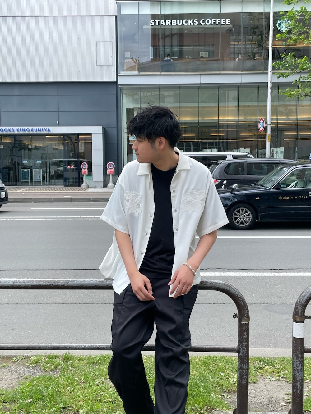 「カーゴパンツ、スニーカーコーデ、夏コーデ、スカシャツ、白シャツ、シャツ、シャツスタイル、ブレスレット、シルバーアクセサリー、半袖シャツ、モノトーン、ストリート、シンプルコーデ」｜「Lui'sのスカシャツ(ショートスリーブ)（シャツ/ブラウス、ホワイト系）」を使った、Shu ⠀Iizukaさん（メンズ・187cm）の春コーディネートの2枚目の写真
