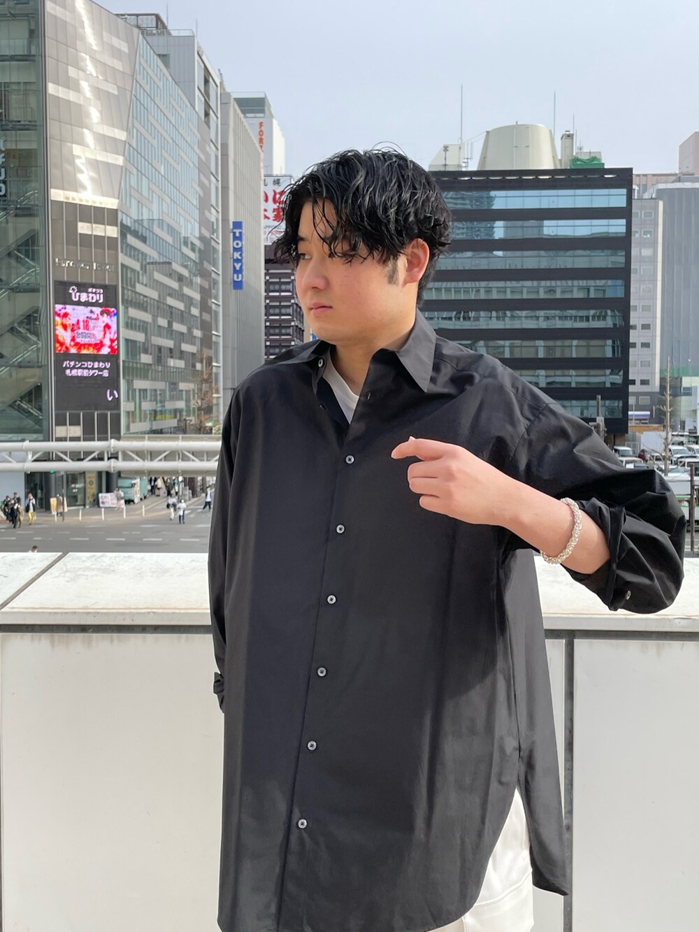 ブラック系のシャツ/ブラウス、ホワイト系のカーゴパンツを着用したメンズの春コーディネートの2枚目の写真