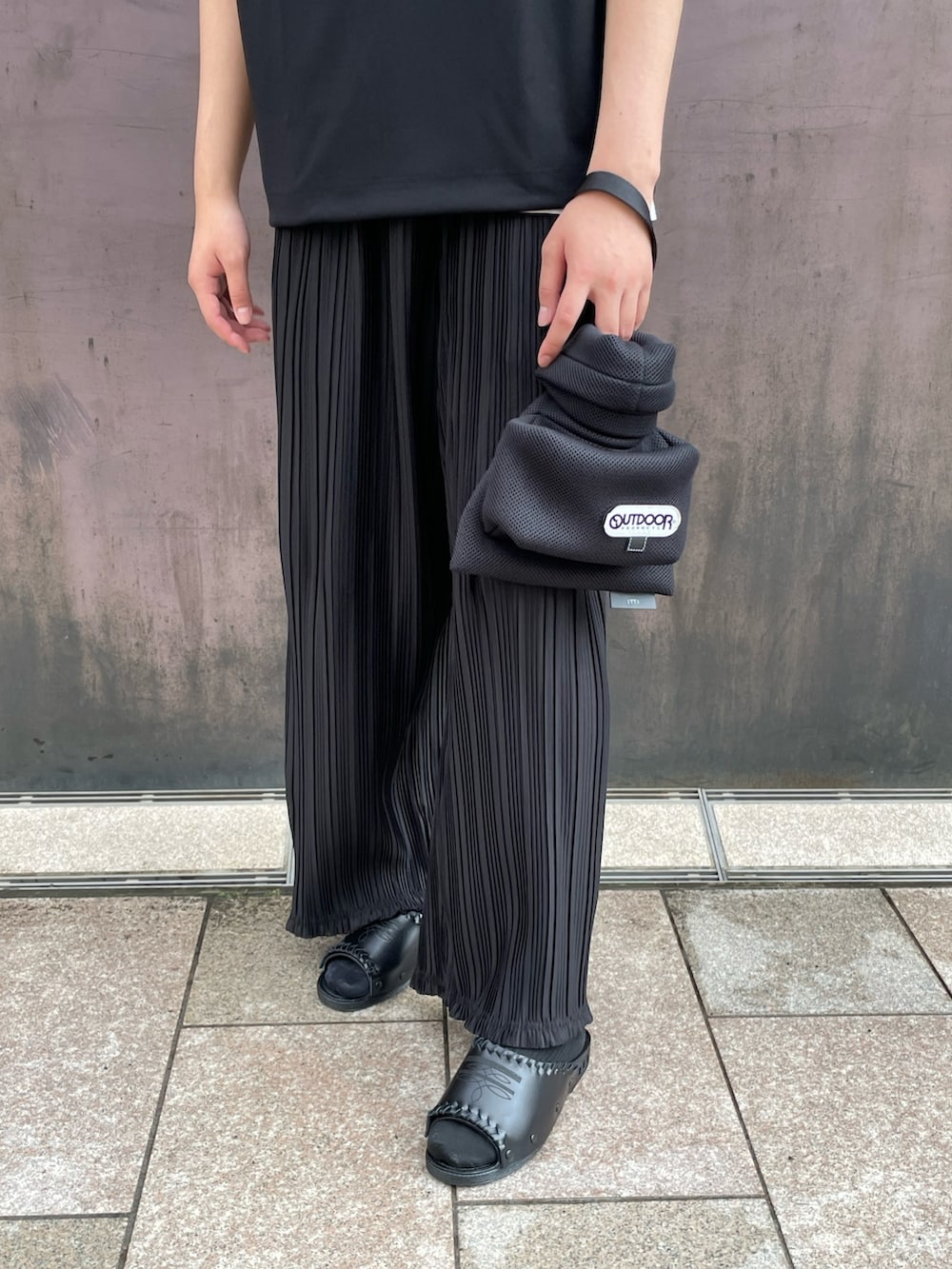 「プリーツパンツ、オールブラック、ジレ、ハーフジップ、便所サンダル、黒コーデ、コード付きジレ、ハンドバッグ、イッチ、iTTi、ライスバッグ」｜「Lui'sのコード付きジレ（ベスト、ブラック系）」を使った、Shu ⠀Iizukaさん（メンズ・187cm）の夏コーディネートの3枚目の写真