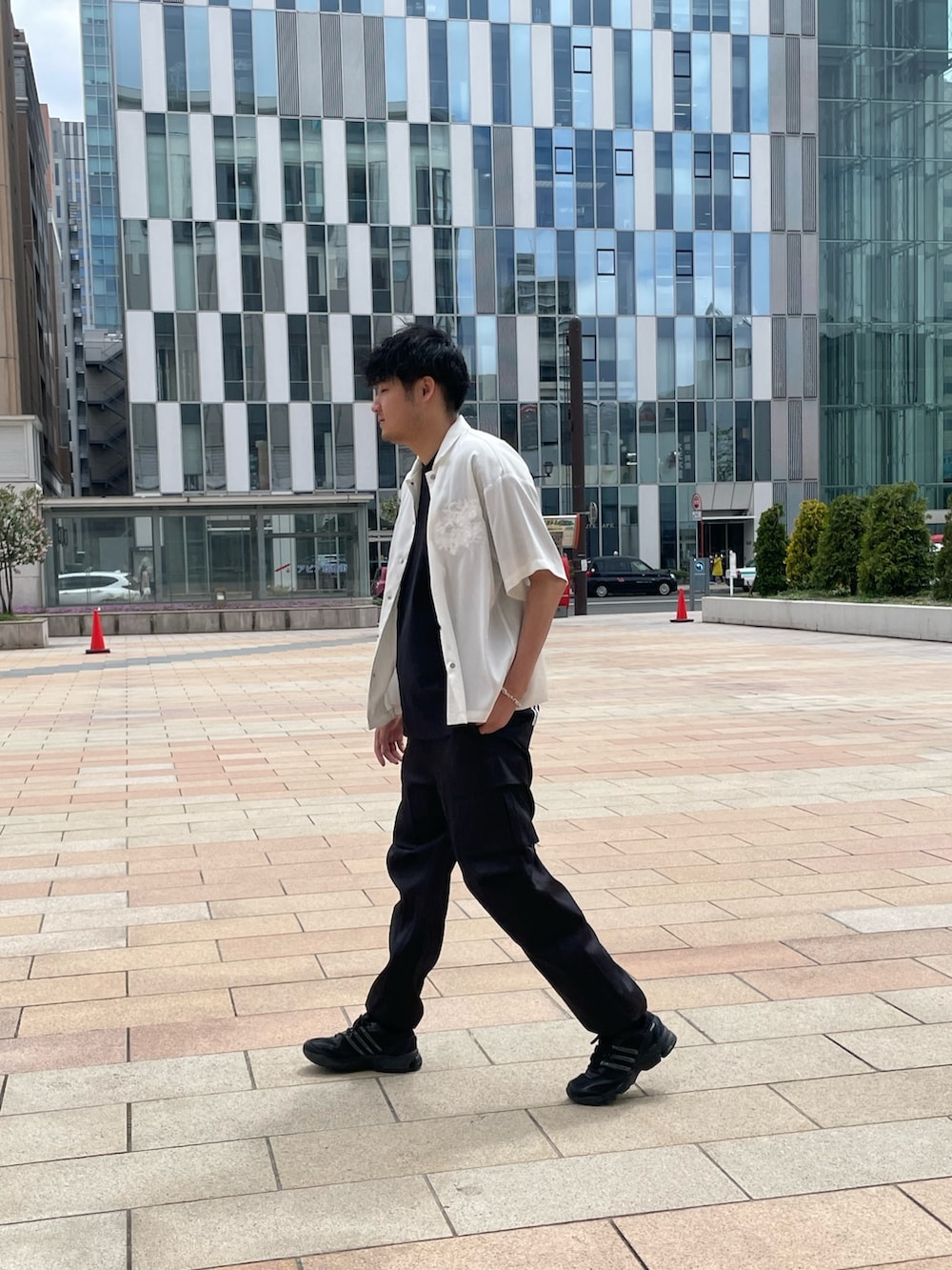 「カーゴパンツ、スニーカーコーデ、夏コーデ、スカシャツ、白シャツ、シャツ、シャツスタイル、ブレスレット、シルバーアクセサリー、半袖シャツ、モノトーン、ストリート、シンプルコーデ」｜「Lui'sのスカシャツ(ショートスリーブ)（シャツ/ブラウス、ホワイト系）」を使った、Shu ⠀Iizukaさん（メンズ・187cm）の春コーディネートの6枚目の写真