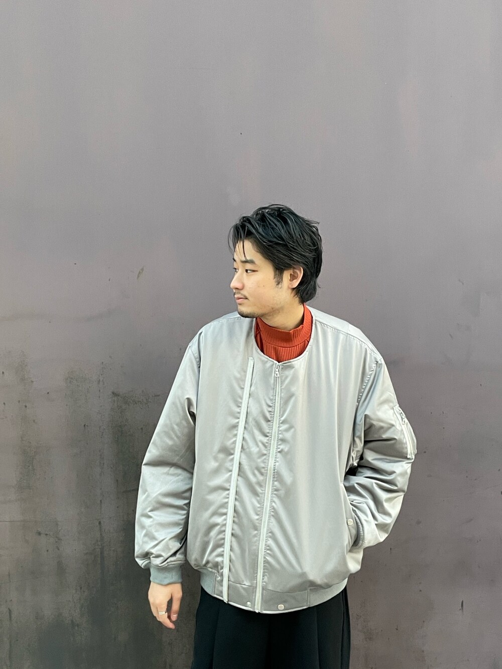 「MA-1、グレー、モックネック、スニーカー、ワイドパンツ、ブルゾン、モード、ストリート、ルイス(Lui's)、エアフォースワン、AIR FORCE 1、オーバーサイズ、ビッグシルエット、オレンジ、スラックス」｜「Lui'sのBIG MA-1(オーバーサイズ)（MA-1、グレー系）」を使った、Shu ⠀Iizukaさん（メンズ・187cm）の秋コーディネートの3枚目の写真