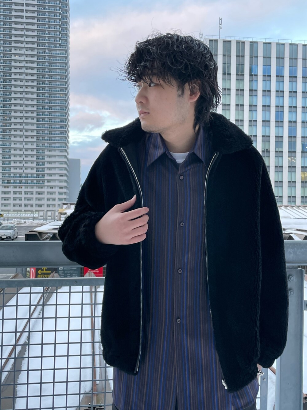 「ボアブルゾン、ブルゾン、ストライプ、ストライプシャツ、カーゴパンツ、ストリート、モード、ニューバランス、シャツ、リバーシブル、ムートン」｜「Lui'sのリバーシブルフェイクムートンジャケット（ブルゾン、ブラック系）」を使った、Shu ⠀Iizukaさん（メンズ・187cm）の冬コーディネートの2枚目の写真