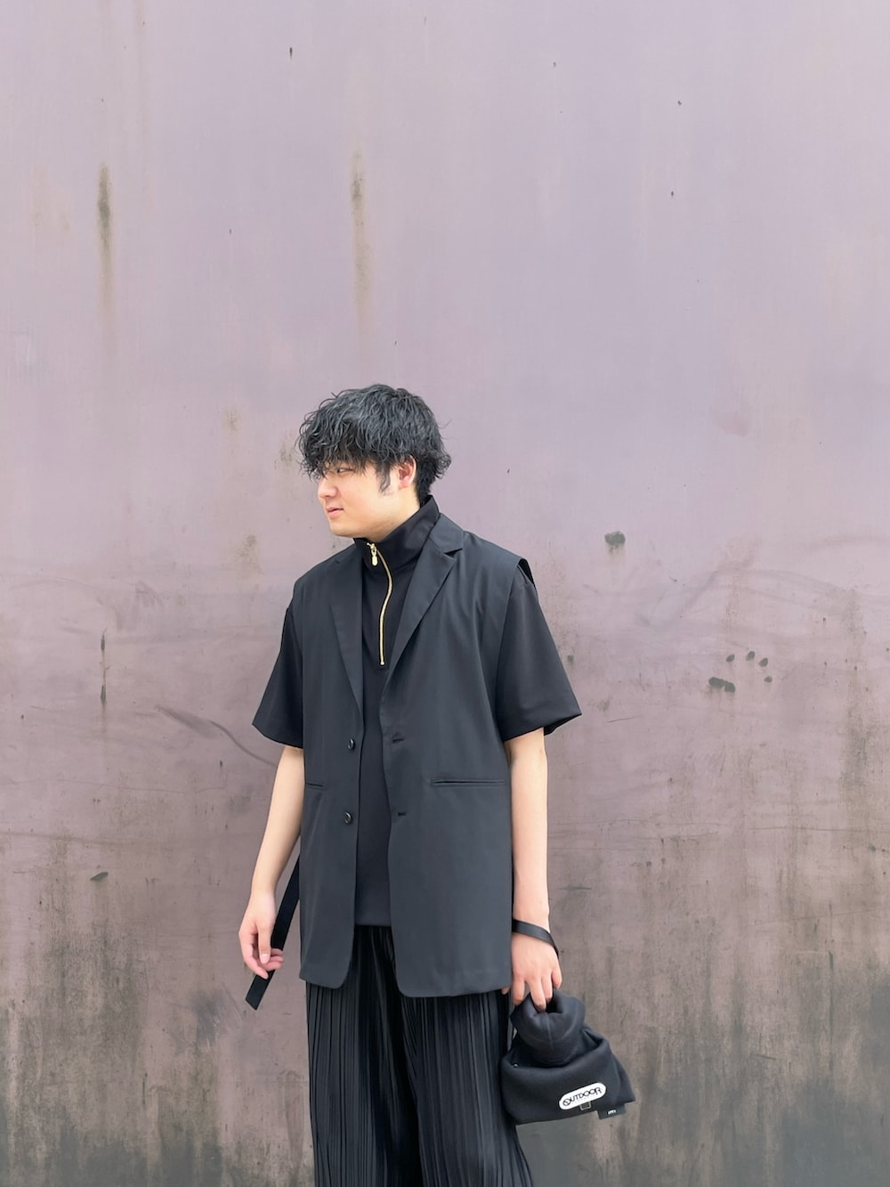 「プリーツパンツ、オールブラック、ジレ、ハーフジップ、便所サンダル、黒コーデ、コード付きジレ、ハンドバッグ、イッチ、iTTi、ライスバッグ」｜「Lui'sのコード付きジレ（ベスト、ブラック系）」を使った、Shu ⠀Iizukaさん（メンズ・187cm）の夏コーディネートの2枚目の写真