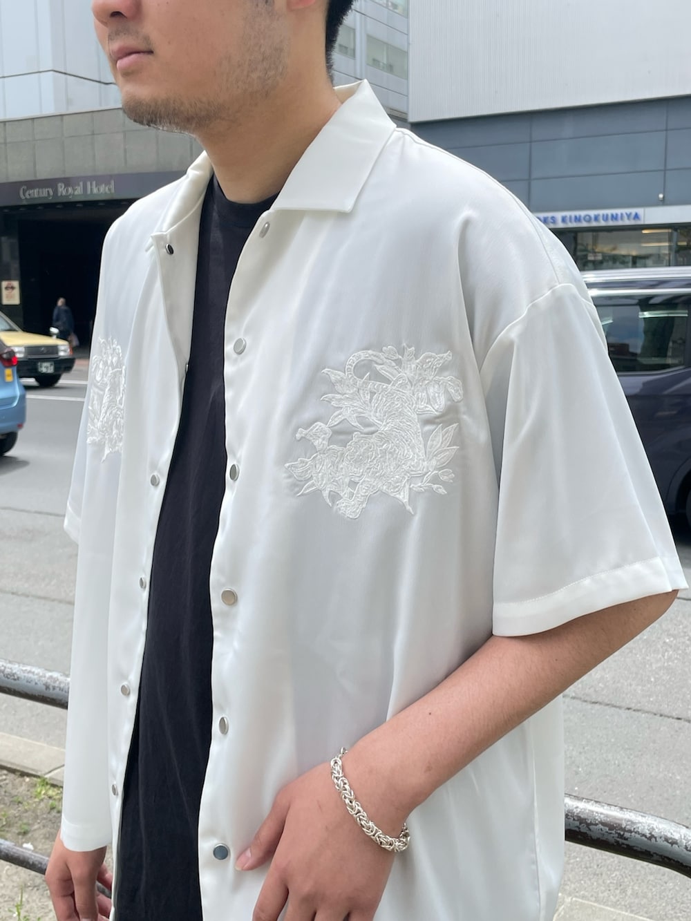 「カーゴパンツ、スニーカーコーデ、夏コーデ、スカシャツ、白シャツ、シャツ、シャツスタイル、ブレスレット、シルバーアクセサリー、半袖シャツ、モノトーン、ストリート、シンプルコーデ」｜「Lui'sのスカシャツ(ショートスリーブ)（シャツ/ブラウス、ホワイト系）」を使った、Shu ⠀Iizukaさん（メンズ・187cm）の春コーディネートの3枚目の写真