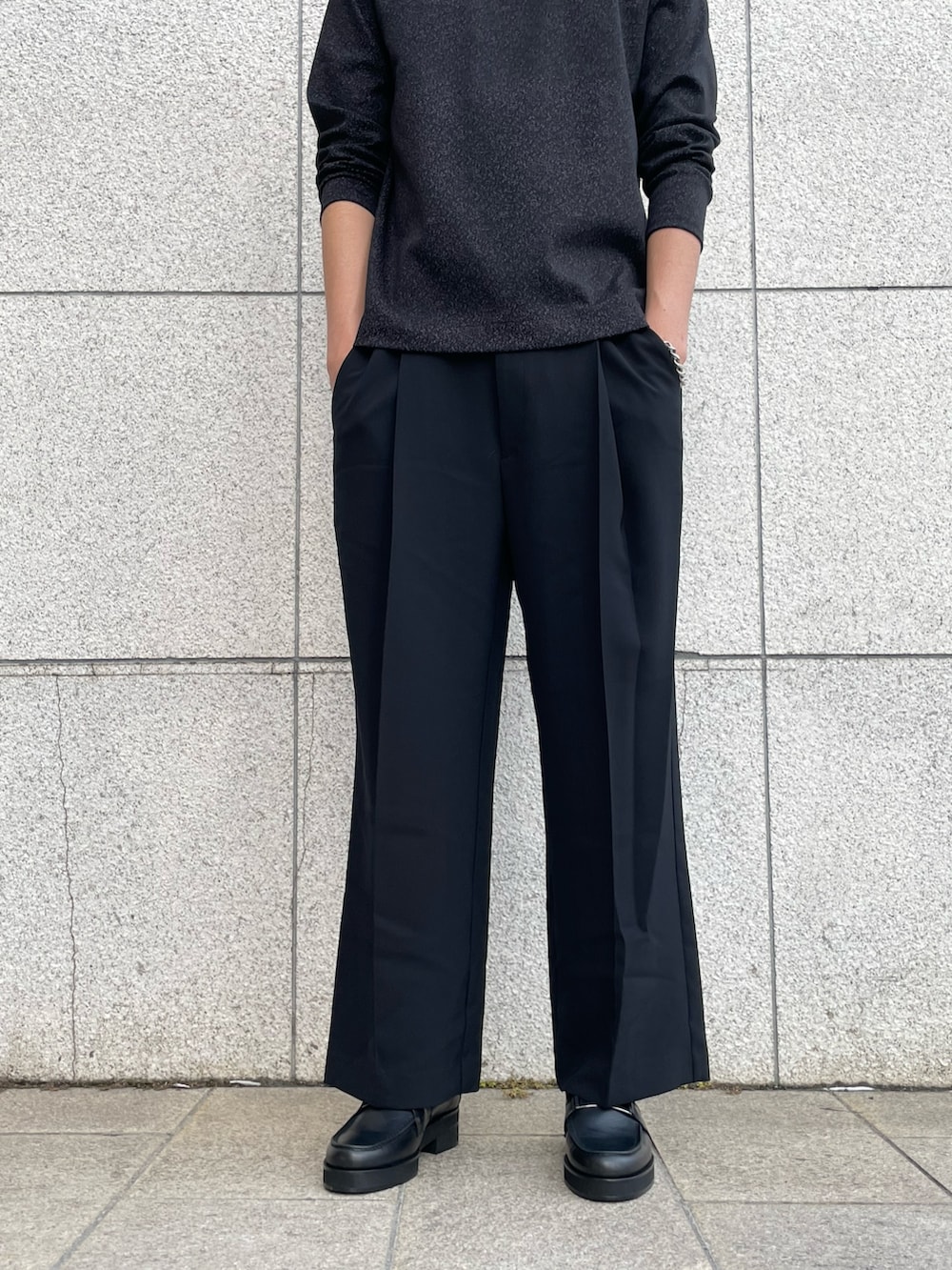 「ワイドパンツ、ロングコート、モード、メルトン、オールブラック、ショルダーバッグ、ローファー、革靴、モックネック、高身長コーデ、マイベストコーデ2022、スラックス、レザーバッグ」｜「Lui'sのハイクオリティ メルトンオーバーコート（チェスターコート、ブラック系）」を使った、Shu ⠀Iizukaさん（メンズ・187cm）の冬コーディネートの4枚目の写真