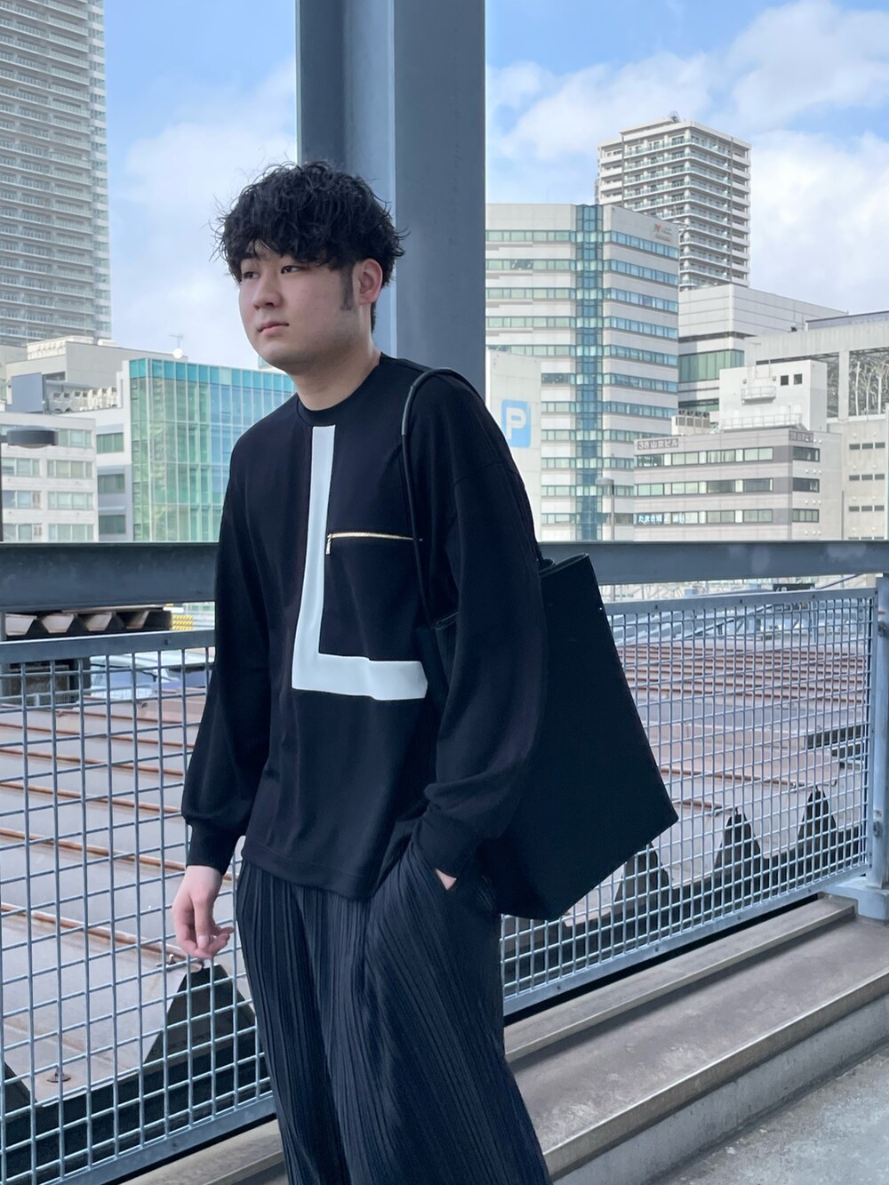 「クルニ、きれいめカジュアル、ルイス(Lui's)、プリーツパンツ、ワイドパンツ、トートバッグ、プーマ、スニーカー、オールブラック、モード、ビッグシルエット、モノトーン、春コーデ」｜「Lui'sのリラックス プリーツパンツ（その他パンツ、ブラック系）」を使った、Shu ⠀Iizukaさん（メンズ・187cm）の春コーディネートの2枚目の写真