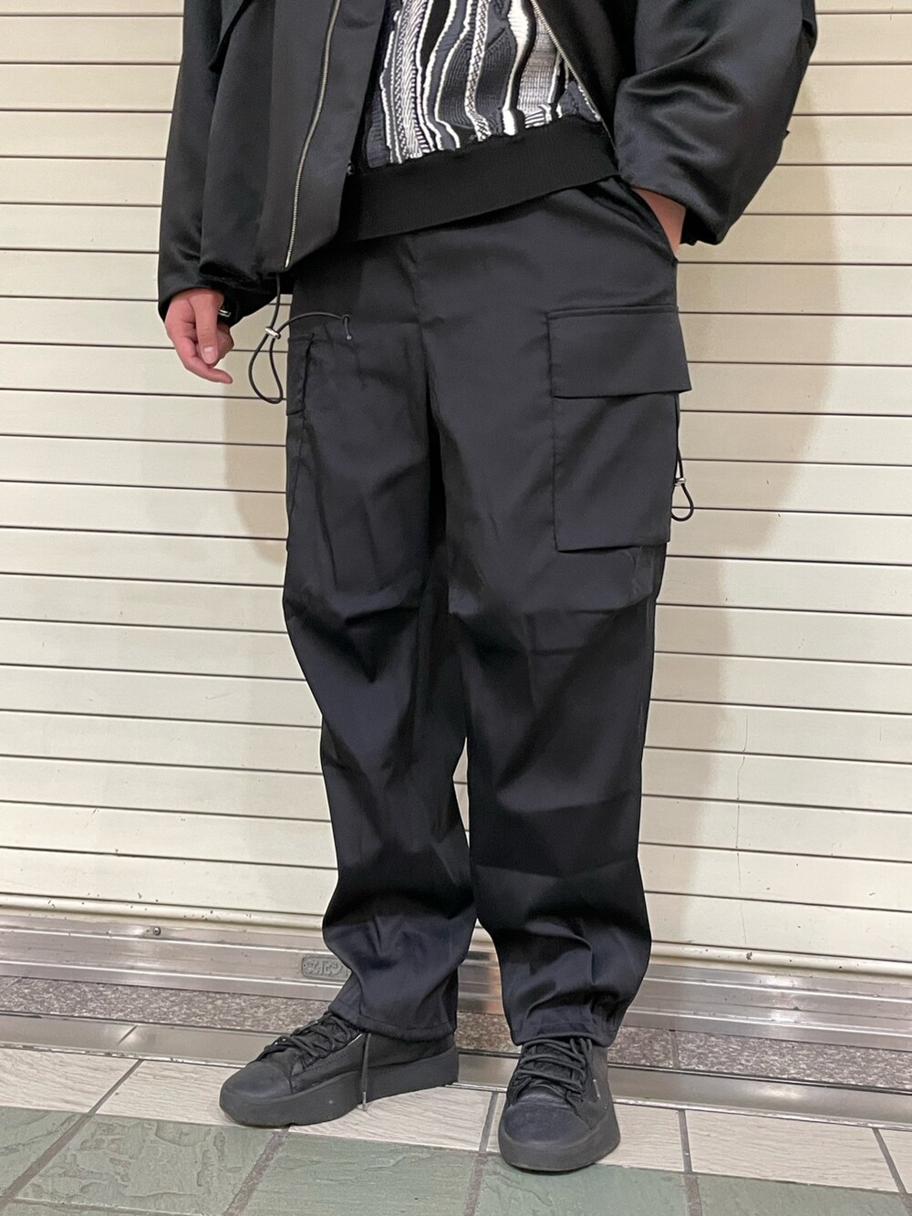 「イッチ、MA-1、ブルゾン、ガラニット、柄ニット、カーゴパンツ、ブラックコーデ、モードストリート、オールブラック」｜「Lui'sのデザインカーゴパンツ（カーゴパンツ、ブラック系）」を使った、Shu ⠀Iizukaさん（メンズ・187cm）の冬コーディネートの3枚目の写真