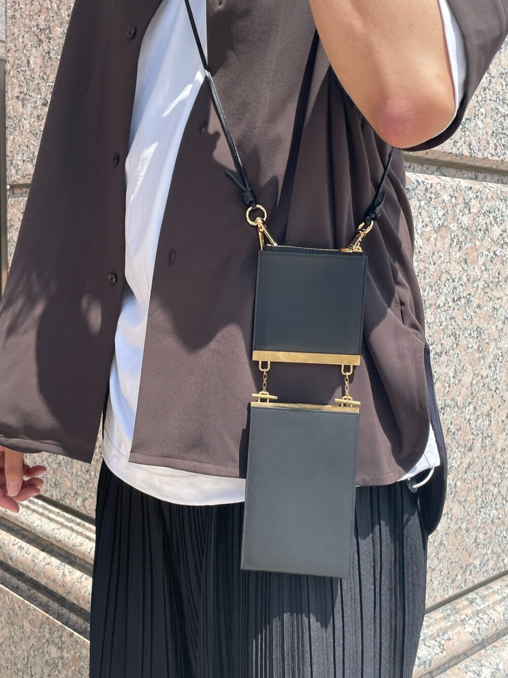「シャツスタイル、ウォレットショルダー、財布ポーチ、ショルダーバッグ、プリーツパンツ、白Tシャツ、モノトーンコーデ、夏コーデ」｜「Lui'sのモダンBIG ショートスリーブシャツ（シャツ/ブラウス、グレー系）」を使った、Shu ⠀Iizukaさん（メンズ・187cm）の夏コーディネートの3枚目の写真