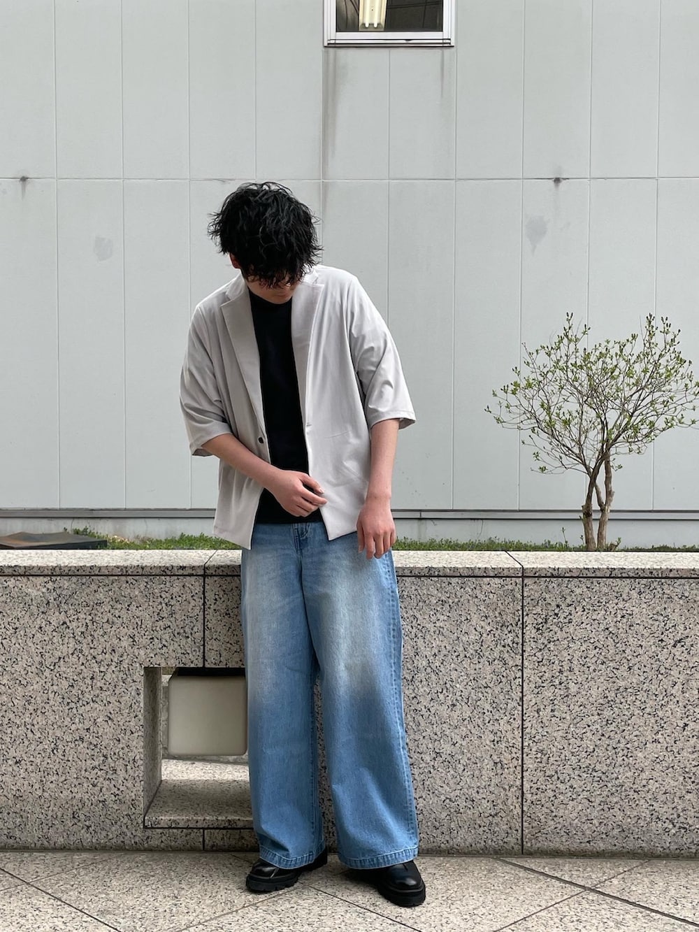 「ジャケット、デニムパンツ、ワイドデニム、革靴、デニム、カジュアル、半袖ジャケット」｜「Lui'sのトリコット6分袖1Bオーバージャケット（テーラードジャケット、グレー系）」を使った、Shu ⠀Iizukaさん（メンズ・187cm）の春コーディネートの2枚目の写真