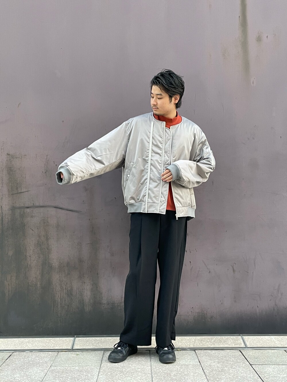 「MA-1、グレー、モックネック、スニーカー、ワイドパンツ、ブルゾン、モード、ストリート、ルイス(Lui's)、エアフォースワン、AIR FORCE 1、オーバーサイズ、ビッグシルエット、オレンジ、スラックス」｜「Lui'sのBIG MA-1(オーバーサイズ)（MA-1、グレー系）」を使った、Shu ⠀Iizukaさん（メンズ・187cm）の秋コーディネートの2枚目の写真
