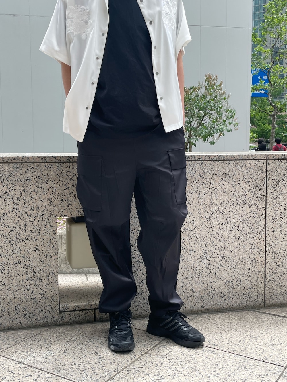「カーゴパンツ、スニーカーコーデ、夏コーデ、スカシャツ、白シャツ、シャツ、シャツスタイル、ブレスレット、シルバーアクセサリー、半袖シャツ、モノトーン、ストリート、シンプルコーデ」｜「Lui'sのスカシャツ(ショートスリーブ)（シャツ/ブラウス、ホワイト系）」を使った、Shu ⠀Iizukaさん（メンズ・187cm）の春コーディネートの4枚目の写真