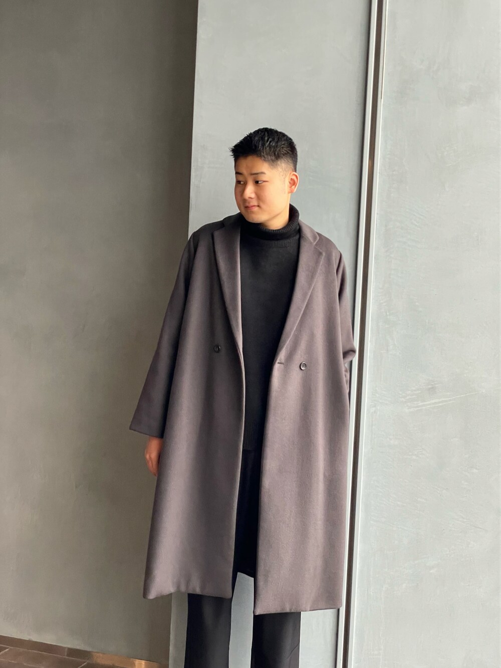 「オーバーサイズ、ニット/セーター、タートルネック、タートルネックニット、ワイドパンツ、チェスターコート、ロングコート、ニット、コート、モノトーンコーデ、ビックシルエット、メルトン、スニーカーコーデ」｜「Lui'sのビッグシルエット タートルニット 12COLOR'S（ニット/セーター、ブラック系）」を使った、Shu ⠀Iizukaさん（メンズ・187cm）の秋コーディネートの2枚目の写真