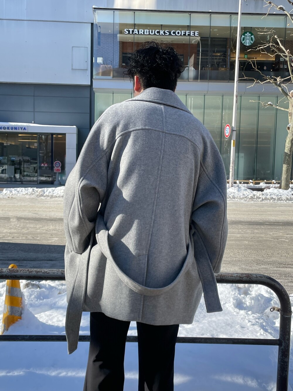 「コート、iTTi、イッチ、Pコート、スラックス、フレアパンツ、シルバーアクセサリー、ネックレス」｜「Lui'sの【ITTI × Lui's / イッチ×ルイス】Exclusive パリジャンコート（ピーコート、グレー系）」を使った、Shu ⠀Iizukaさん（メンズ・187cm）の冬コーディネートの3枚目の写真