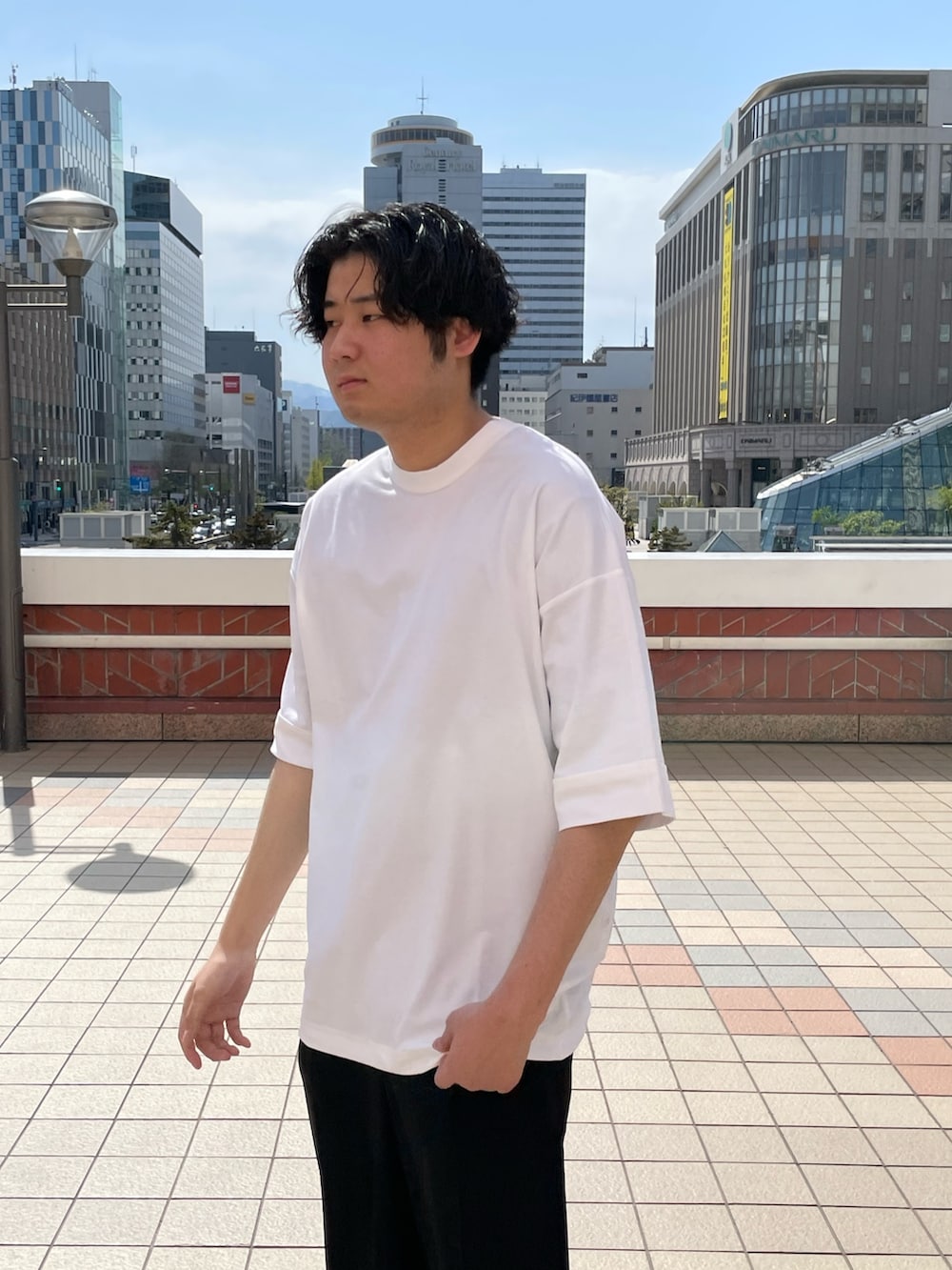 「シャツスタイル、白Tシャツ、スラックス、スニーカー、ワイドパンツ、ワイドレッグ、ビッグシルエット、半袖シャツ、キュプラ、みどり、ニューバランス、透けシャツ、透け感」｜「Lui'sのキュプラワイドショートスリーブシャツ (セットアップ対応）（シャツ/ブラウス、グリーン系）」を使った、Shu ⠀Iizukaさん（メンズ・187cm）の春コーディネートの5枚目の写真